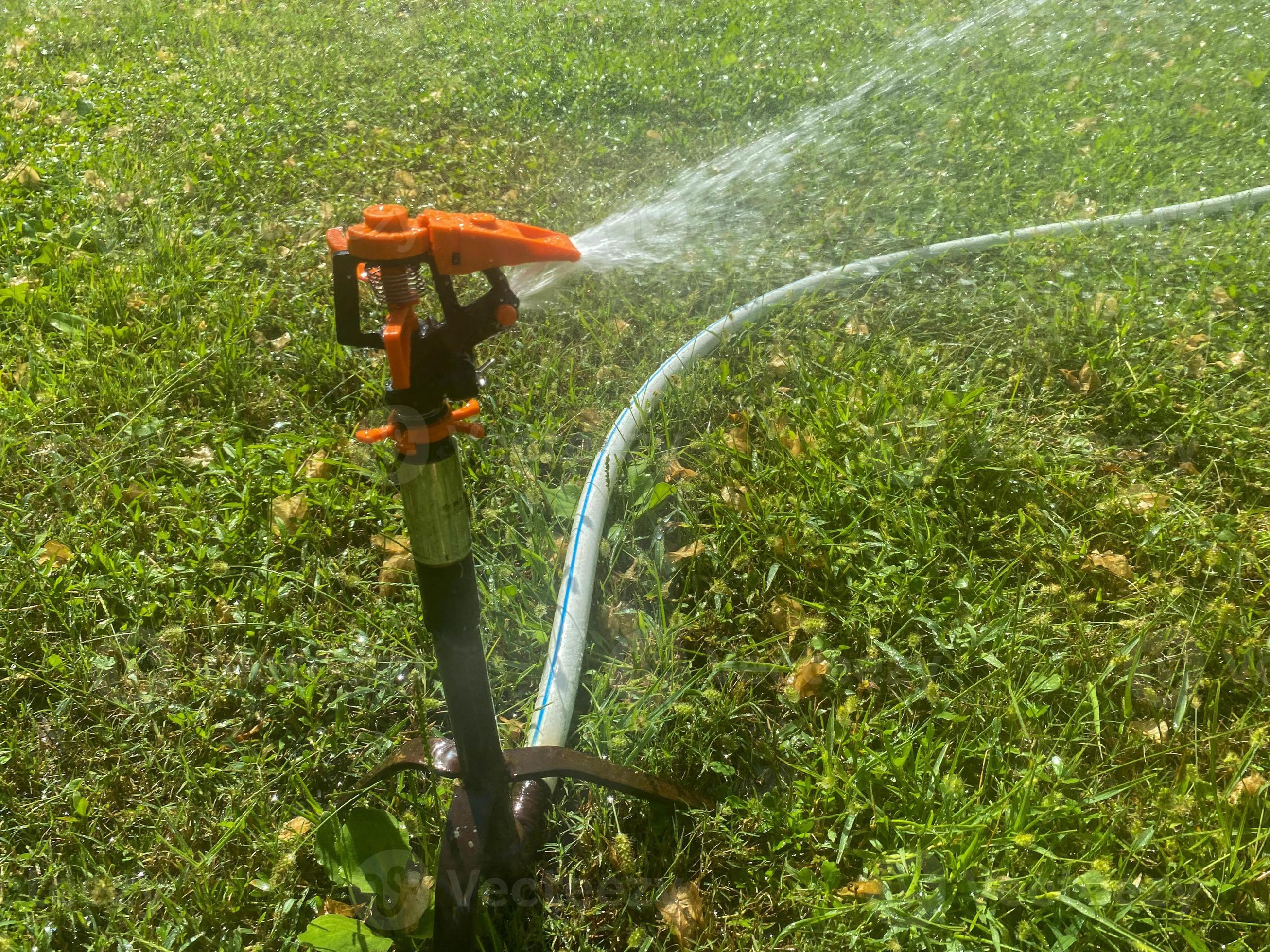 automatico verde erba spruzzatore, acqua spruzzatore per irrigazione prato  impianti 13870639 Stock Photo su Vecteezy