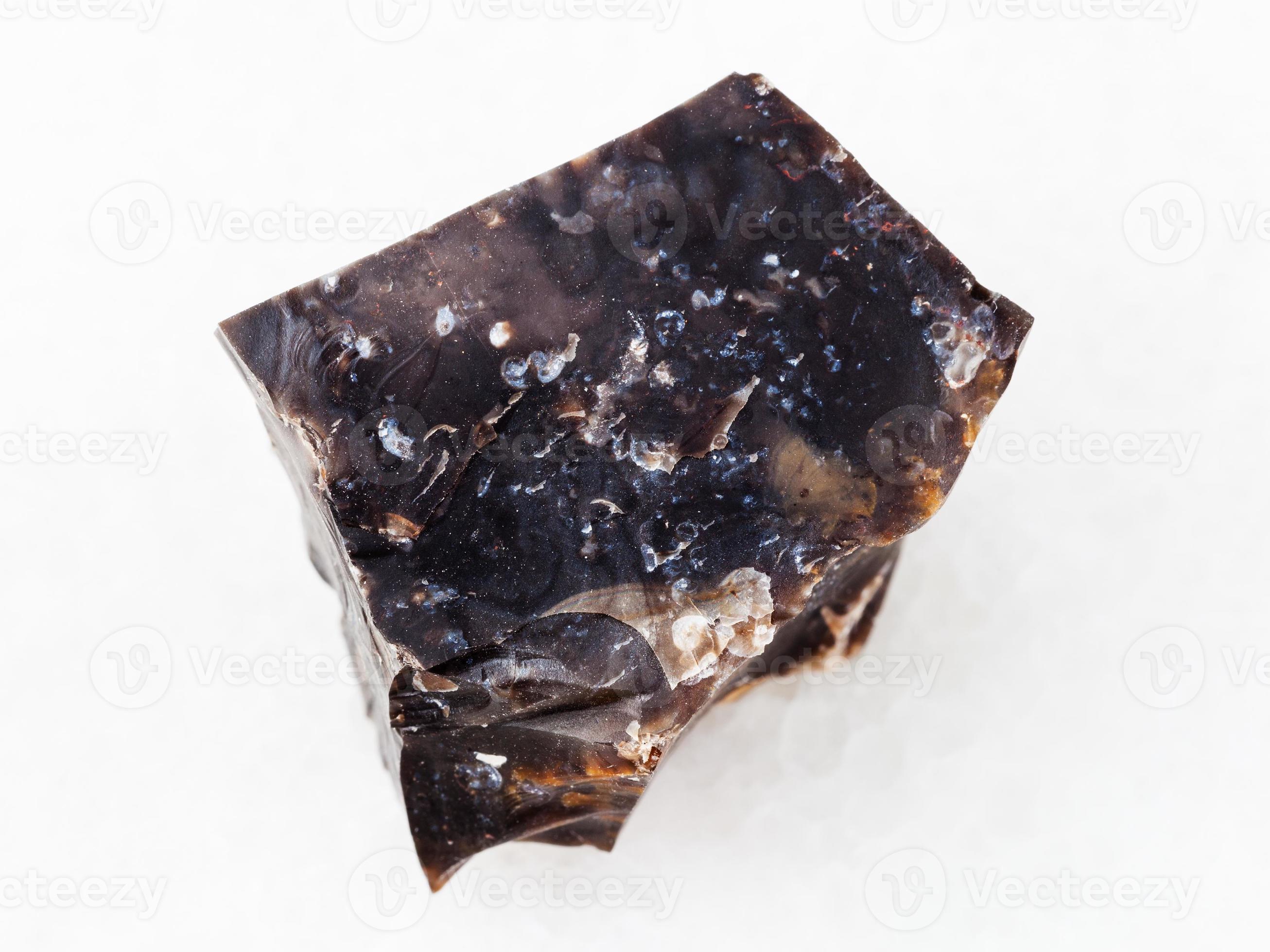 crudo nero pietra focaia pietra su bianca 13931882 Stock Photo su Vecteezy