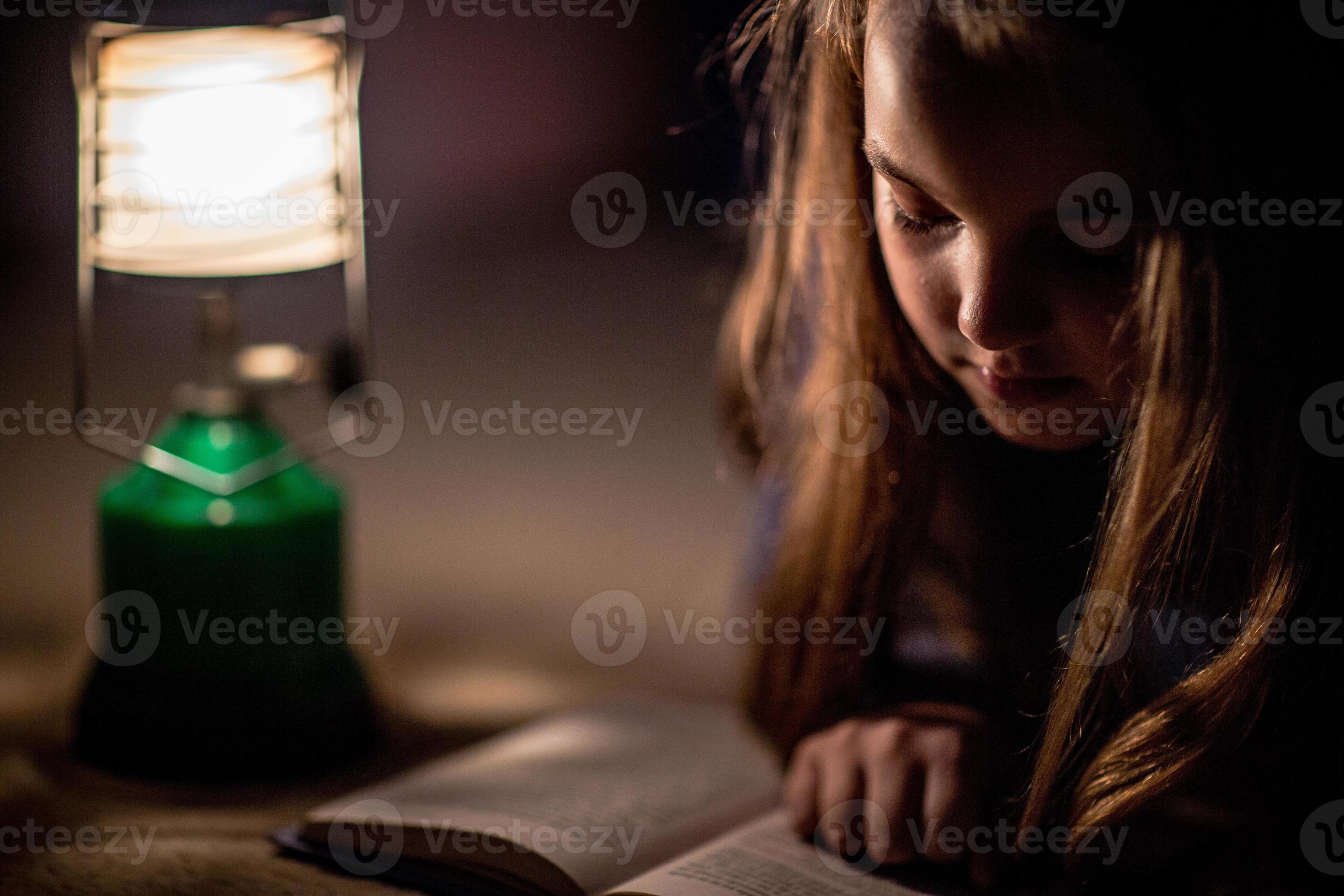 libro di lettura della ragazza nella lampada di illuminazione 1424229 Stock  Photo su Vecteezy