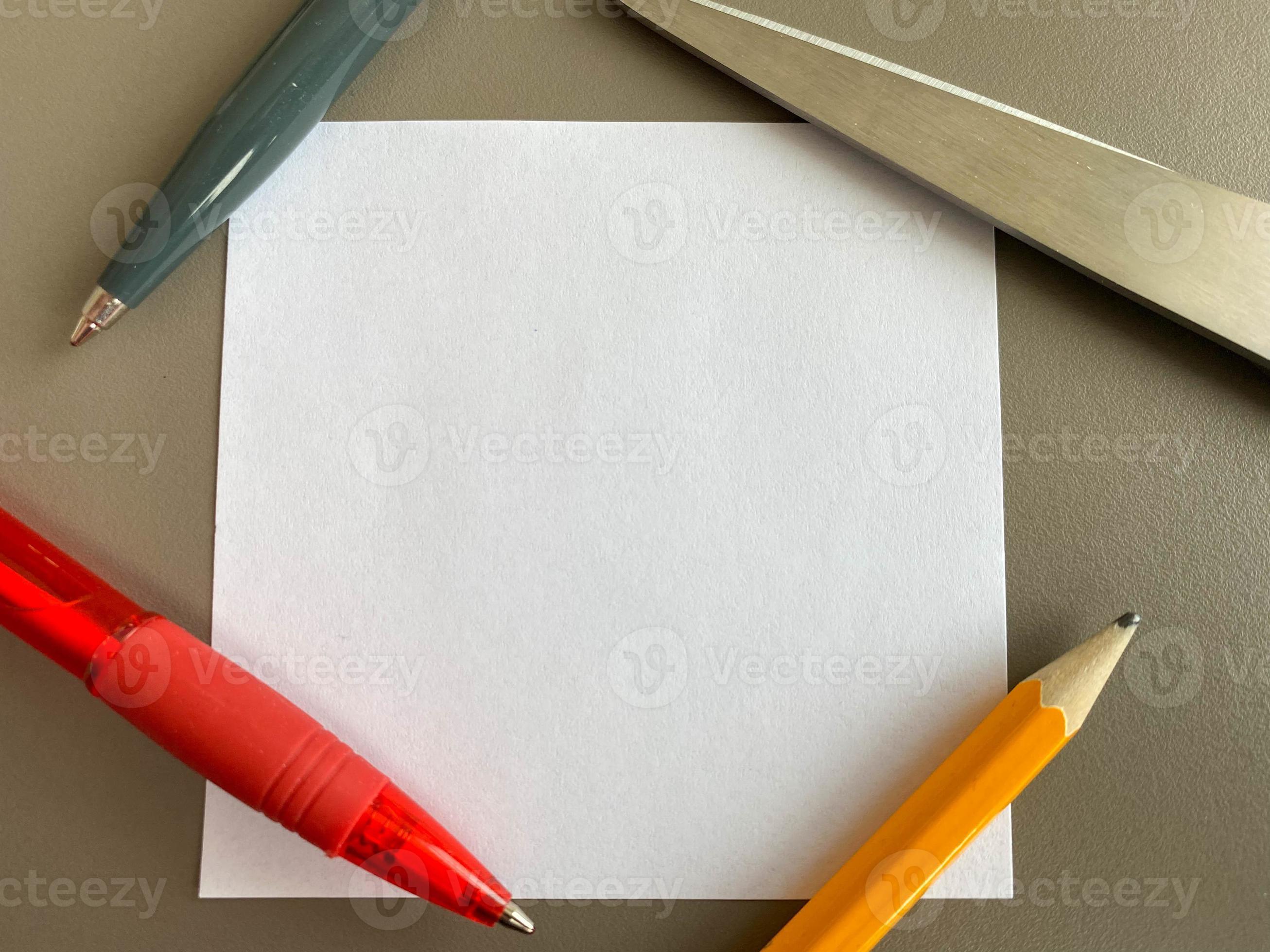 piccolo piazza pezzi di carta per Appunti e Appunti su il ufficio scrivania  e a sfera penne con matite. attività commerciale opera 14749314 Stock Photo  su Vecteezy