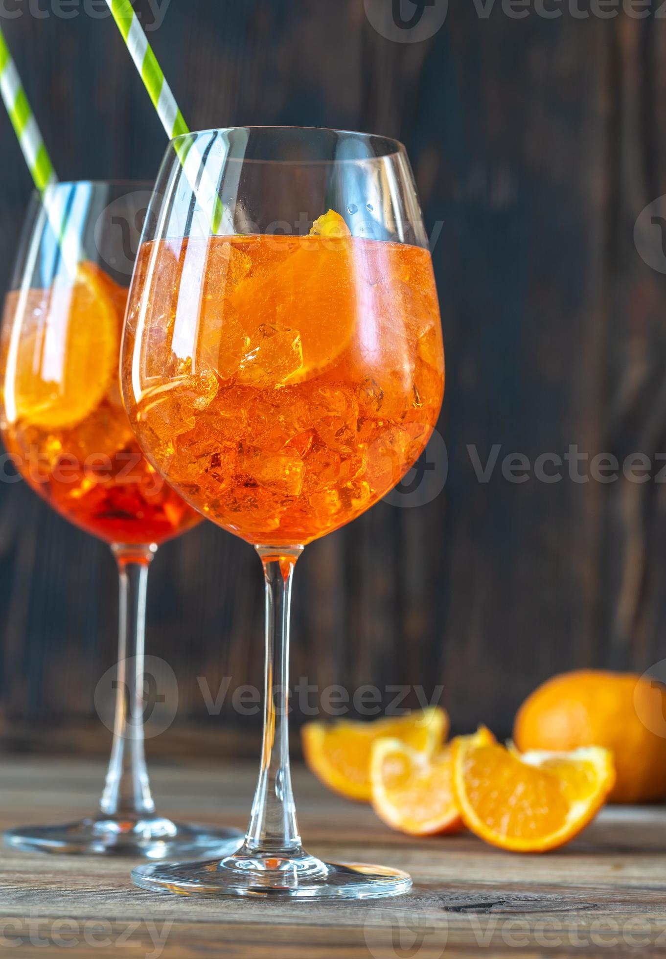 bicchieri di aperol spritz cocktail 14938470 Stock Photo su Vecteezy