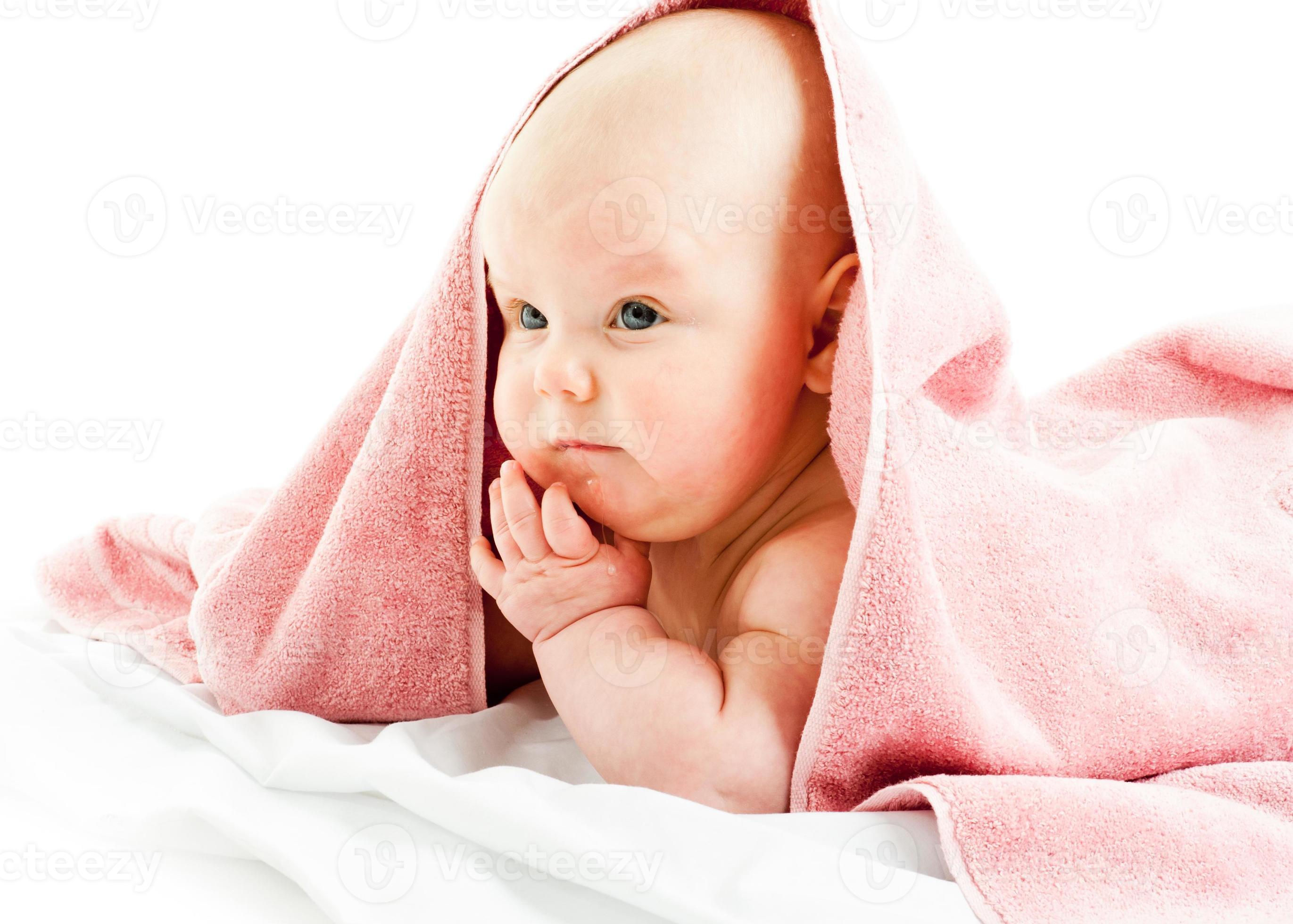 bambino ragazza sono asciugamano 15253092 Stock Photo su Vecteezy