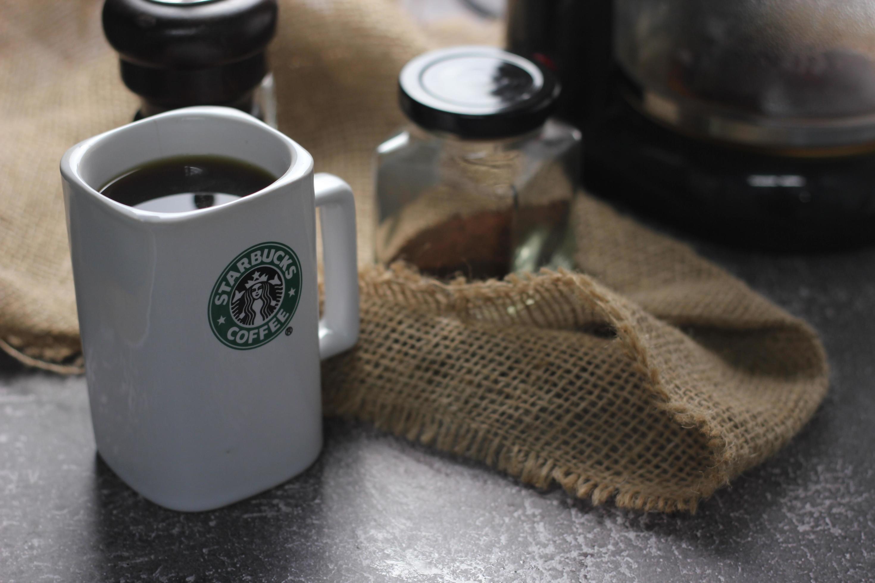 Washington, Stati Uniti d'America - settembre 30 2022 - Starbucks ceramica  tazza. mettere su il grigio tavolo e caffè macchina, caffè pentola, caffè  macinino, terra caffè fagioli. 16022552 Stock Photo su Vecteezy