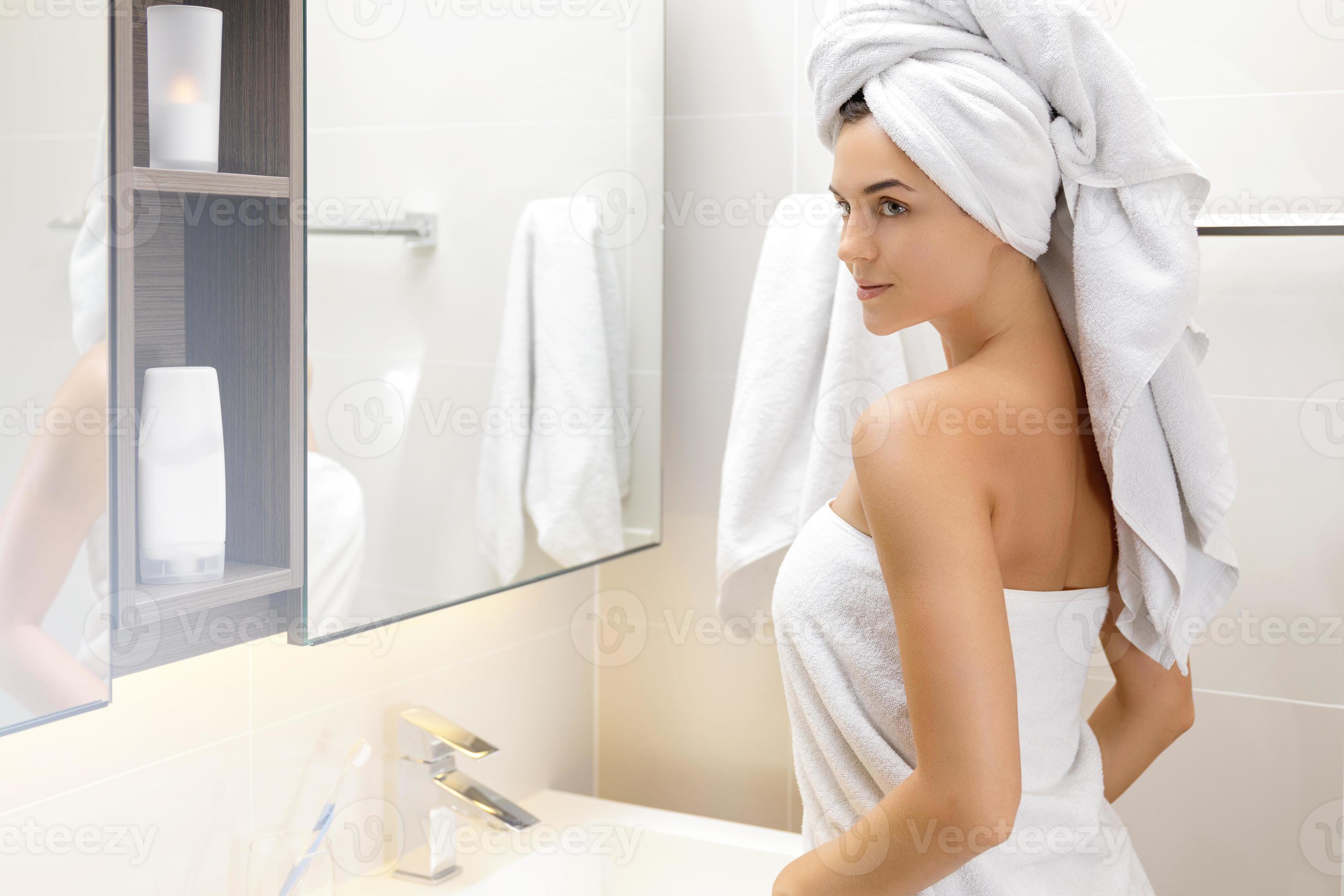 bellissimo donna avvolto nel il asciugamano dopo doccia 16115558 Stock  Photo su Vecteezy