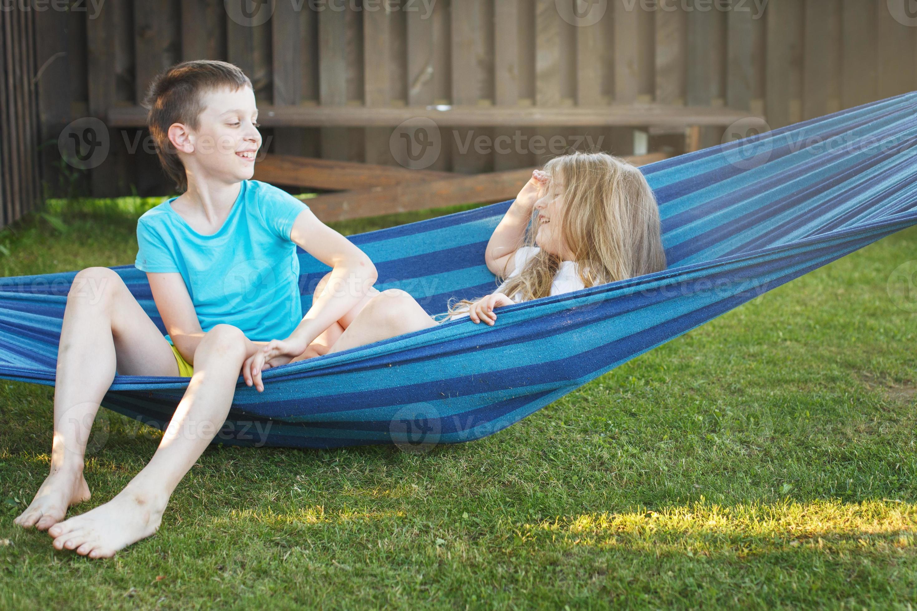 bambini fratello e sorella riposo nel il giardino su un' amaca 17215274  Stock Photo su Vecteezy