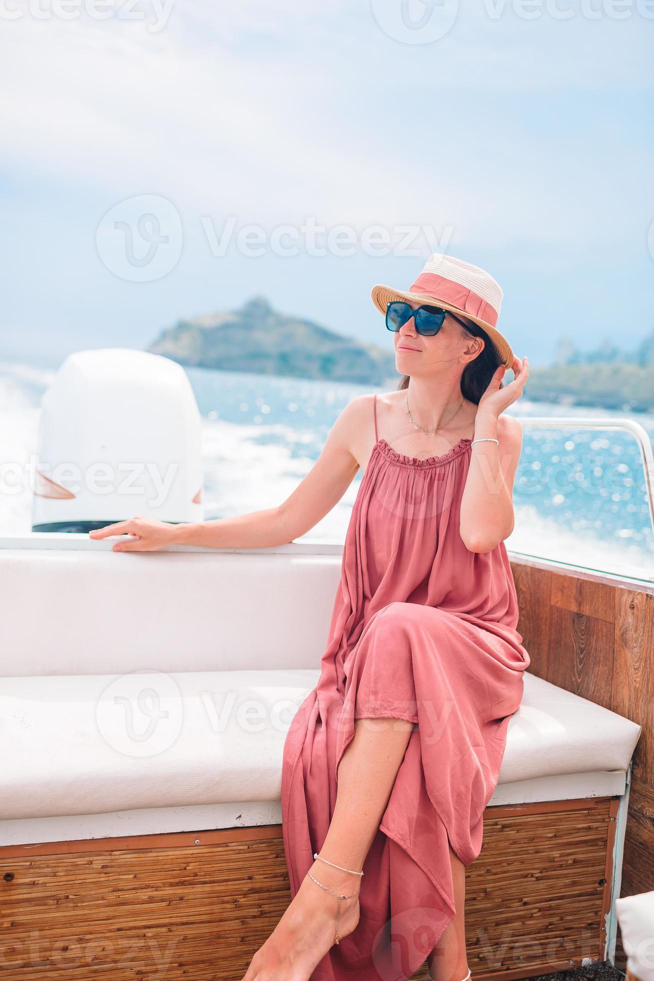 donna nel cappello e vestito andare in barca su barca nel chiaro Aperto mare  18040922 Foto d'archivio