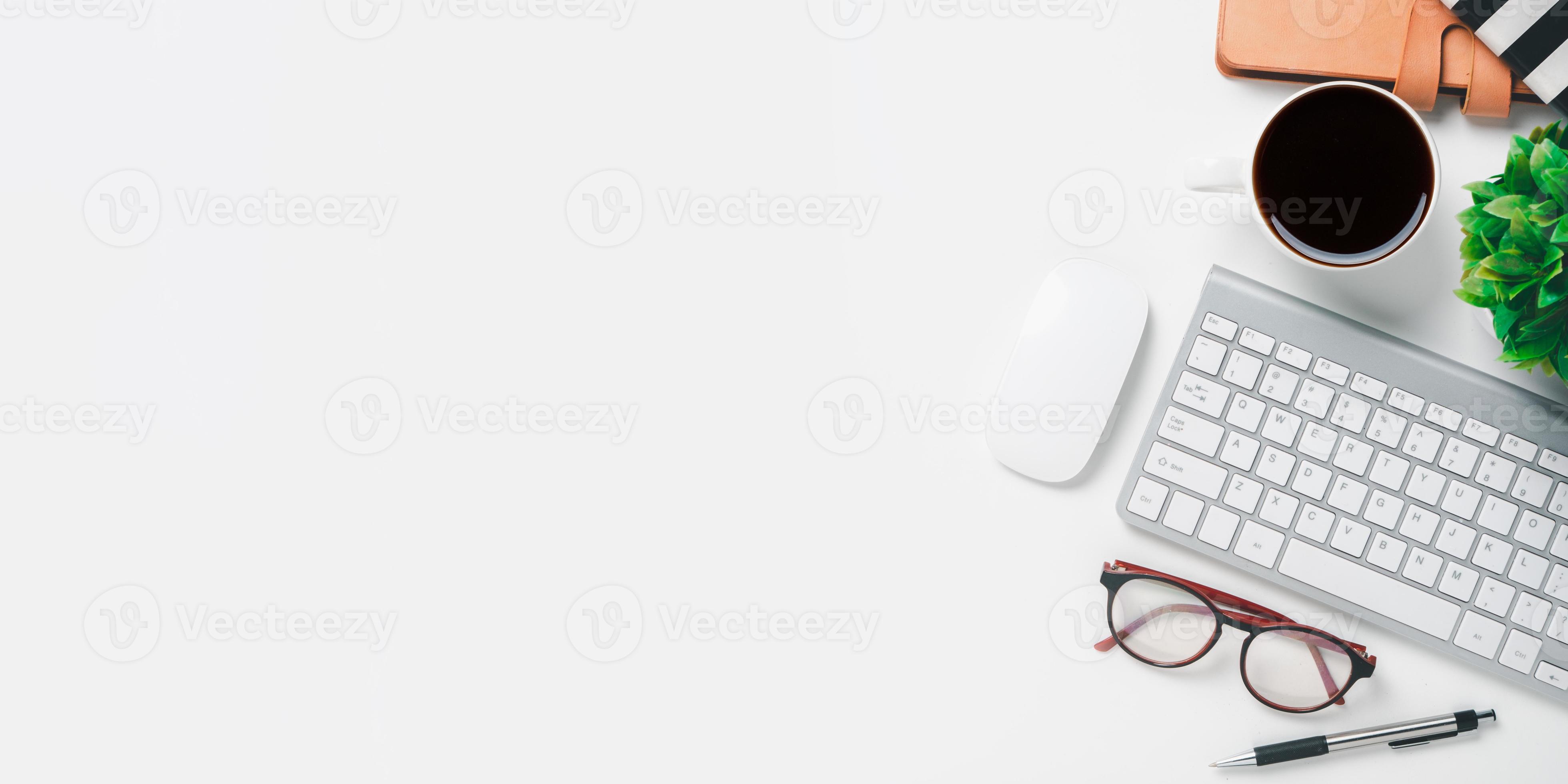 ufficio scrivania con tastiera computer, penna, taccuino, tazza di caffè su  bianca sfondo, superiore Visualizza con copia spazio, finto su. 18926763  Stock Photo su Vecteezy