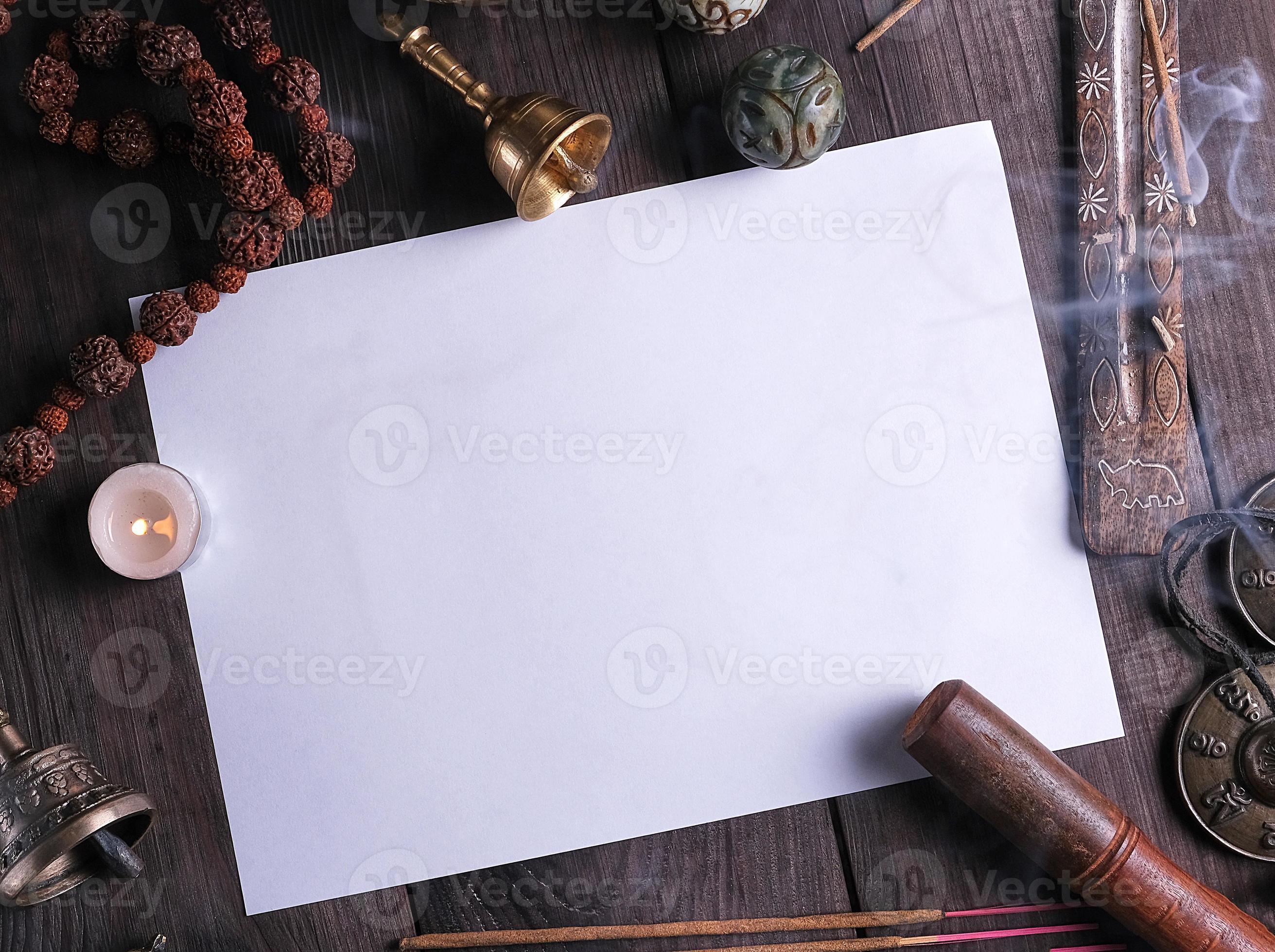 bianca foglio nel il mezzo di religioso oggetti per meditazione 19762683  Stock Photo su Vecteezy