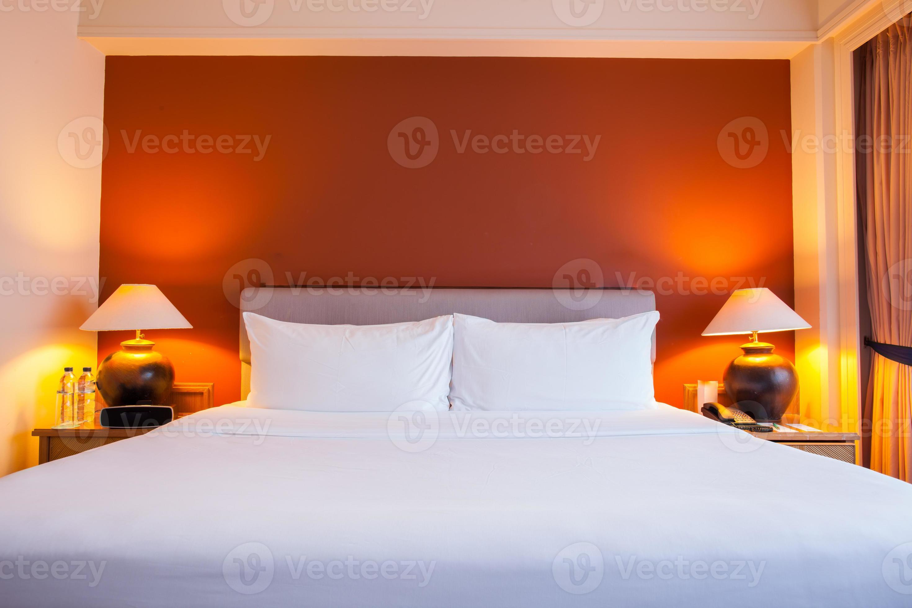 camera d'albergo con parete arancione foto