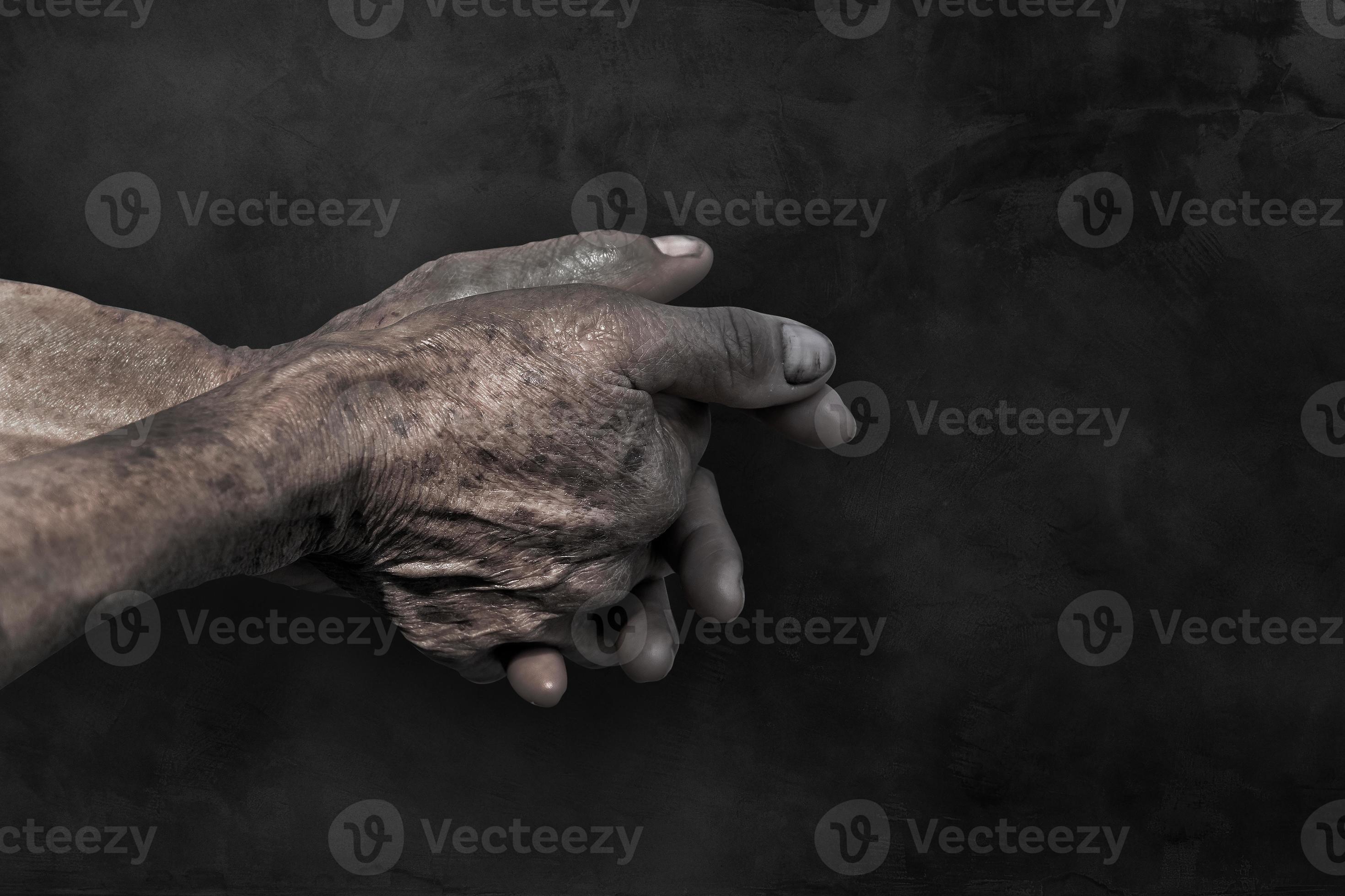 anziano vecchio mani e braccia.dita e Chiodi con vene. rugosa pelle di  anziano persona. invecchiamento processo.mano sporco di lavoratore dopo  Lavorando su buio sfondo 19988644 Stock Photo su Vecteezy