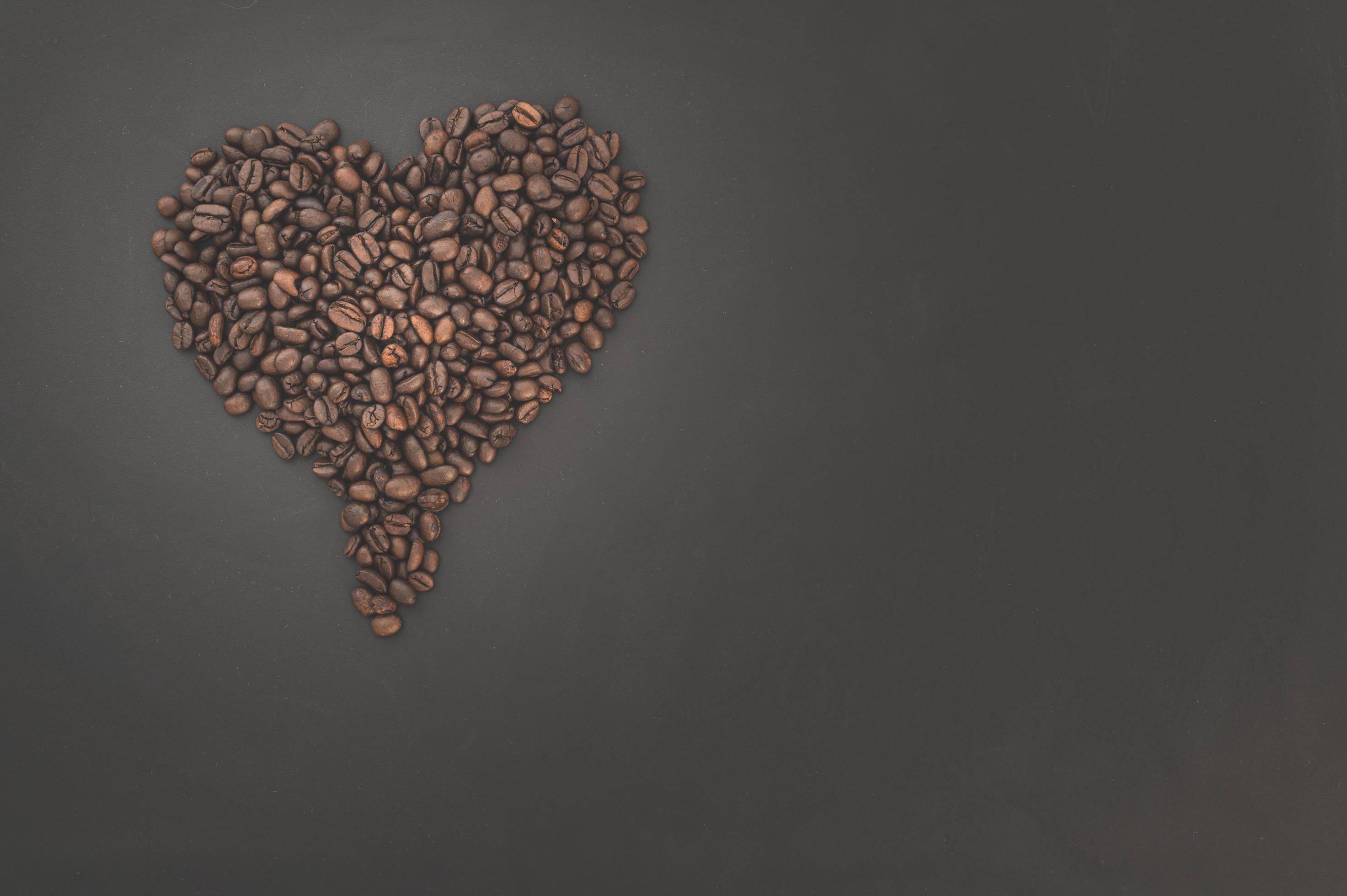 chicchi di caffè disposti a forma di cuore foto