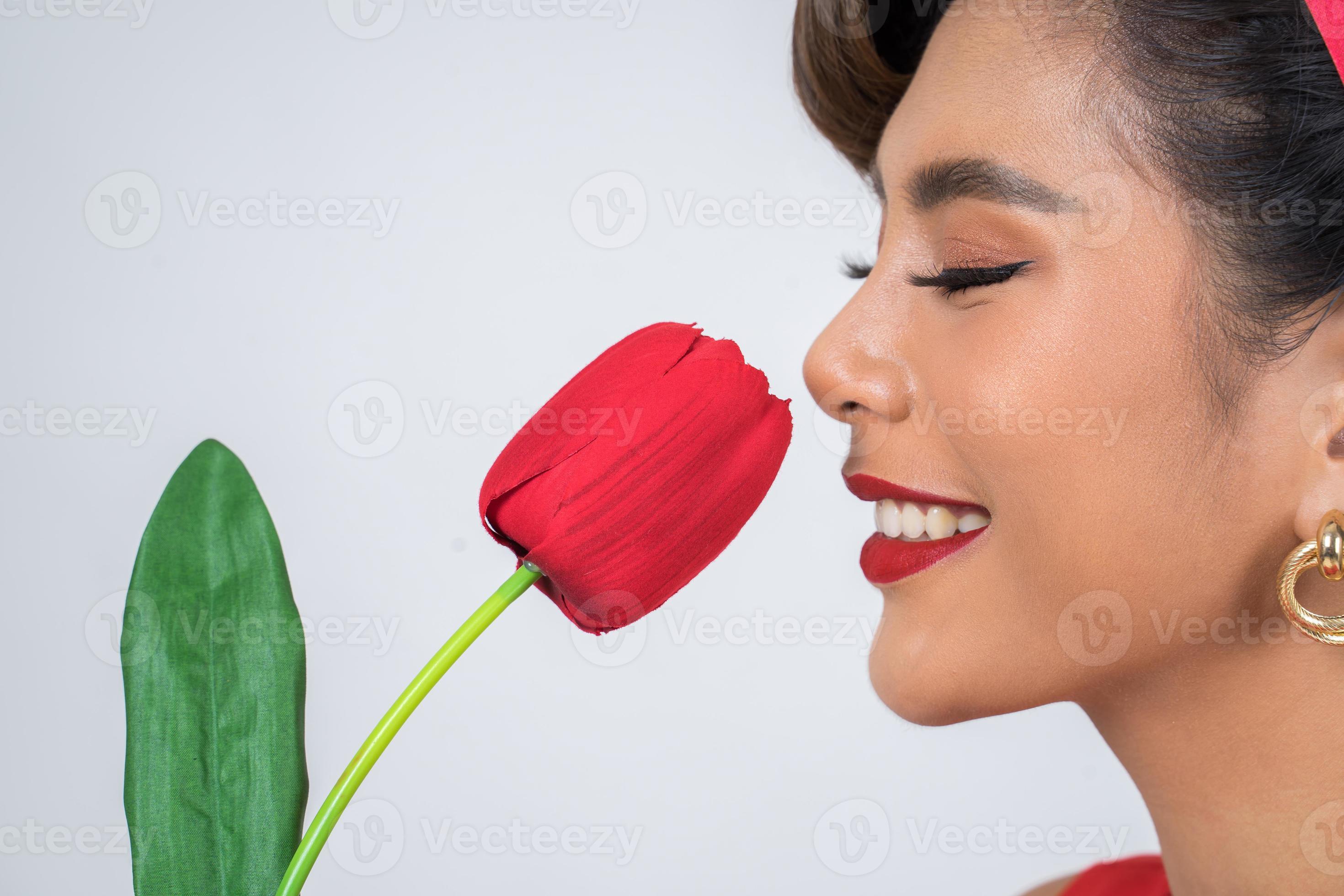 ritratto di una bella donna con fiori di tulipano rosso foto