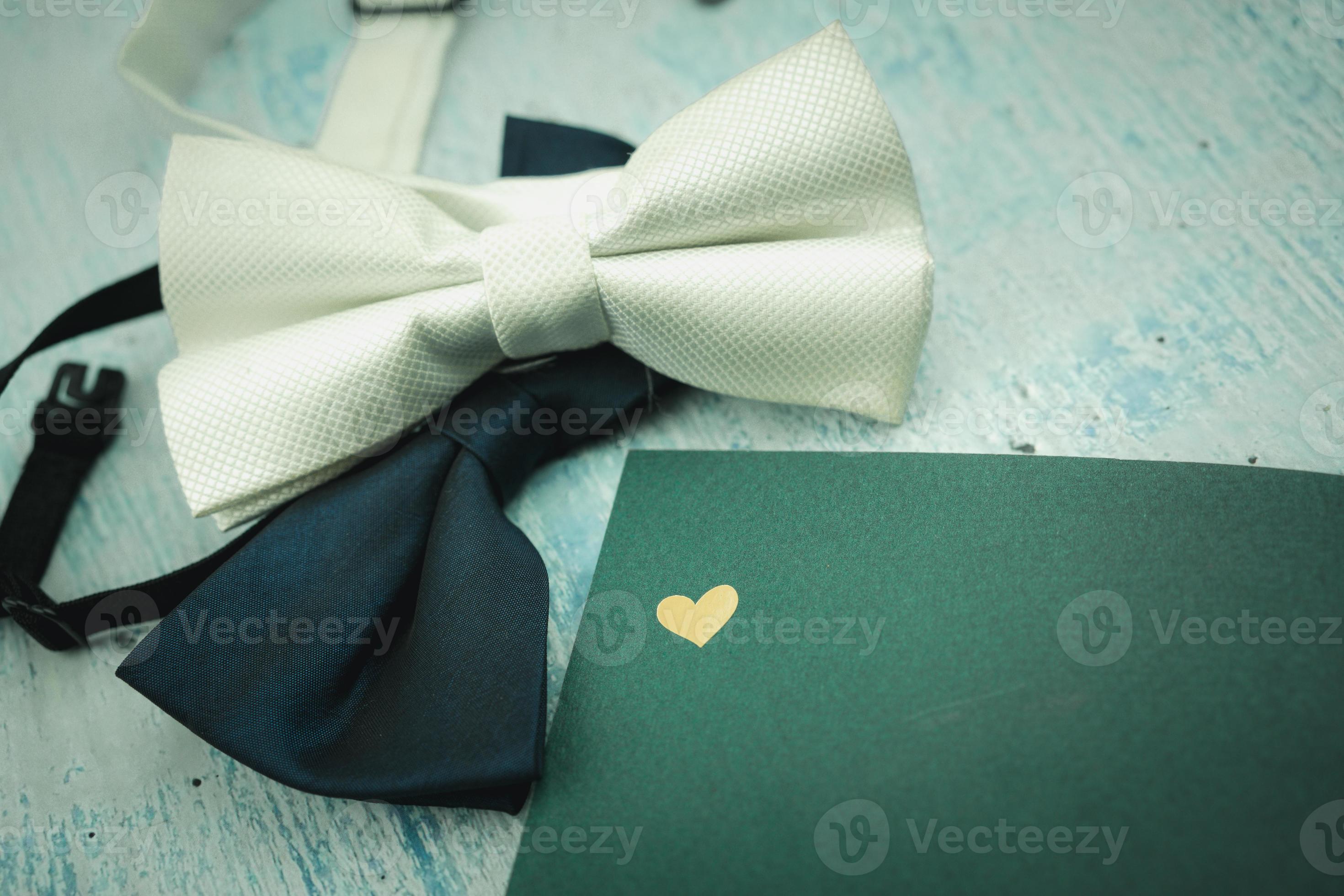 verde arco cravatta e bianca arco cravatta con verde taccuino con d'oro  cuore logo. 20482989 Stock Photo su Vecteezy