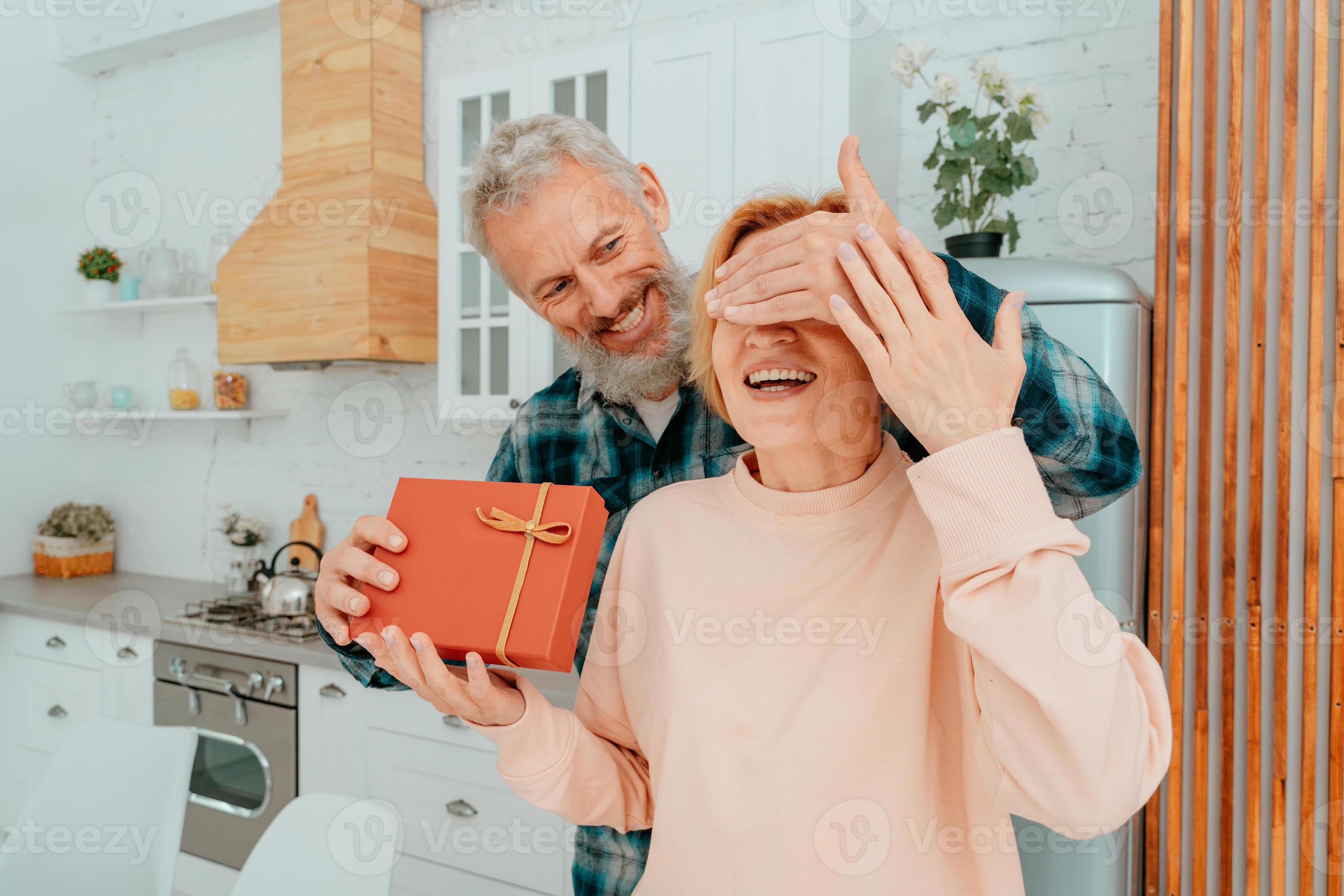 marito dà un' regalo per sua moglie a casa 20623231 Stock Photo su Vecteezy