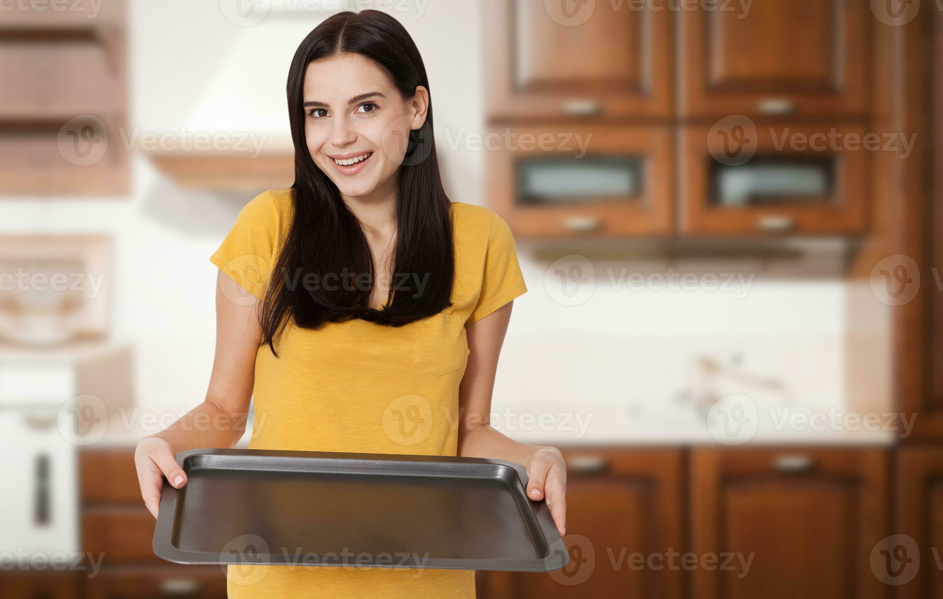 cucina donna dà vuoto vassoio per il tuo pubblicità prodotti a casa