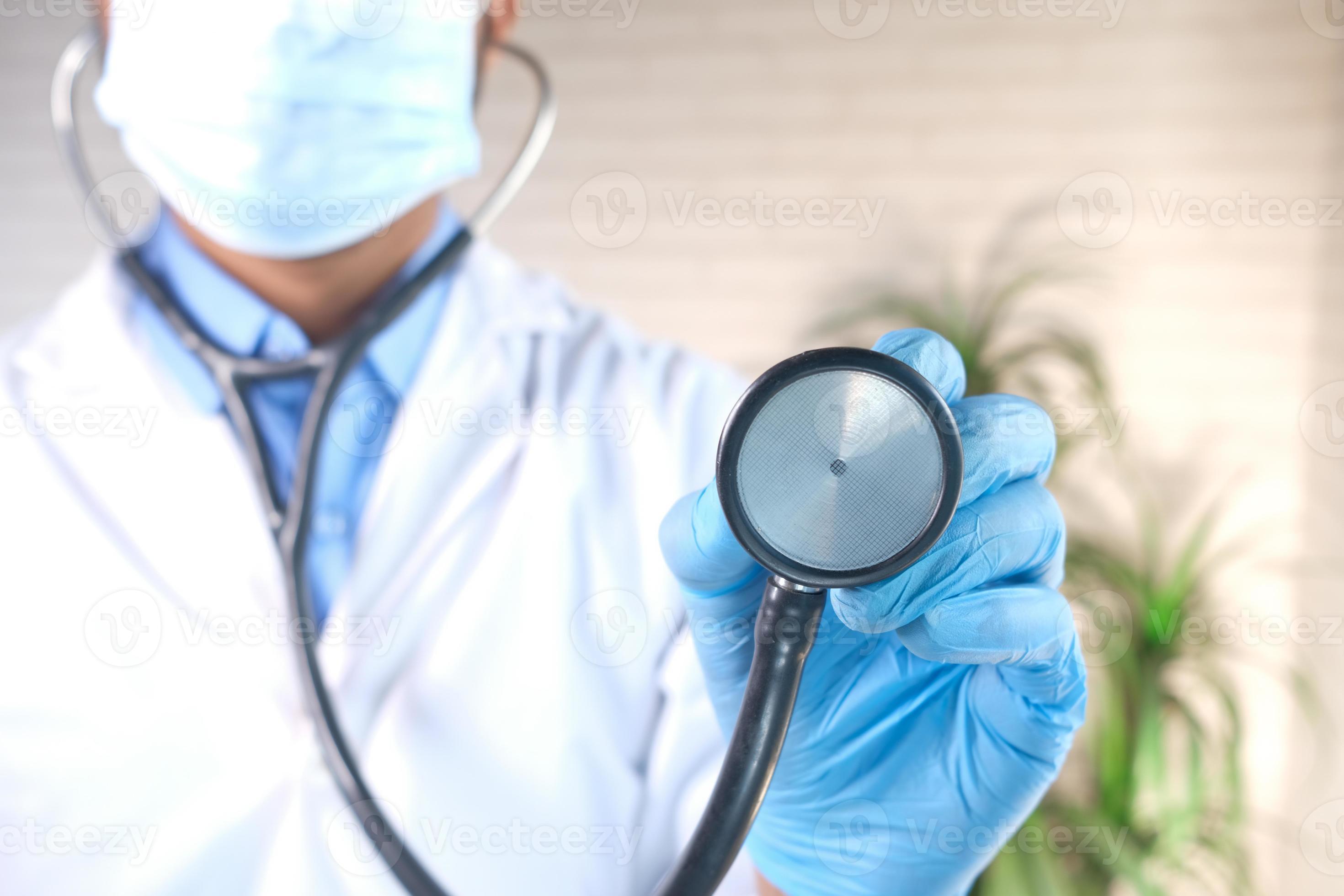 stretta di mano del medico utilizzando uno stetoscopio foto