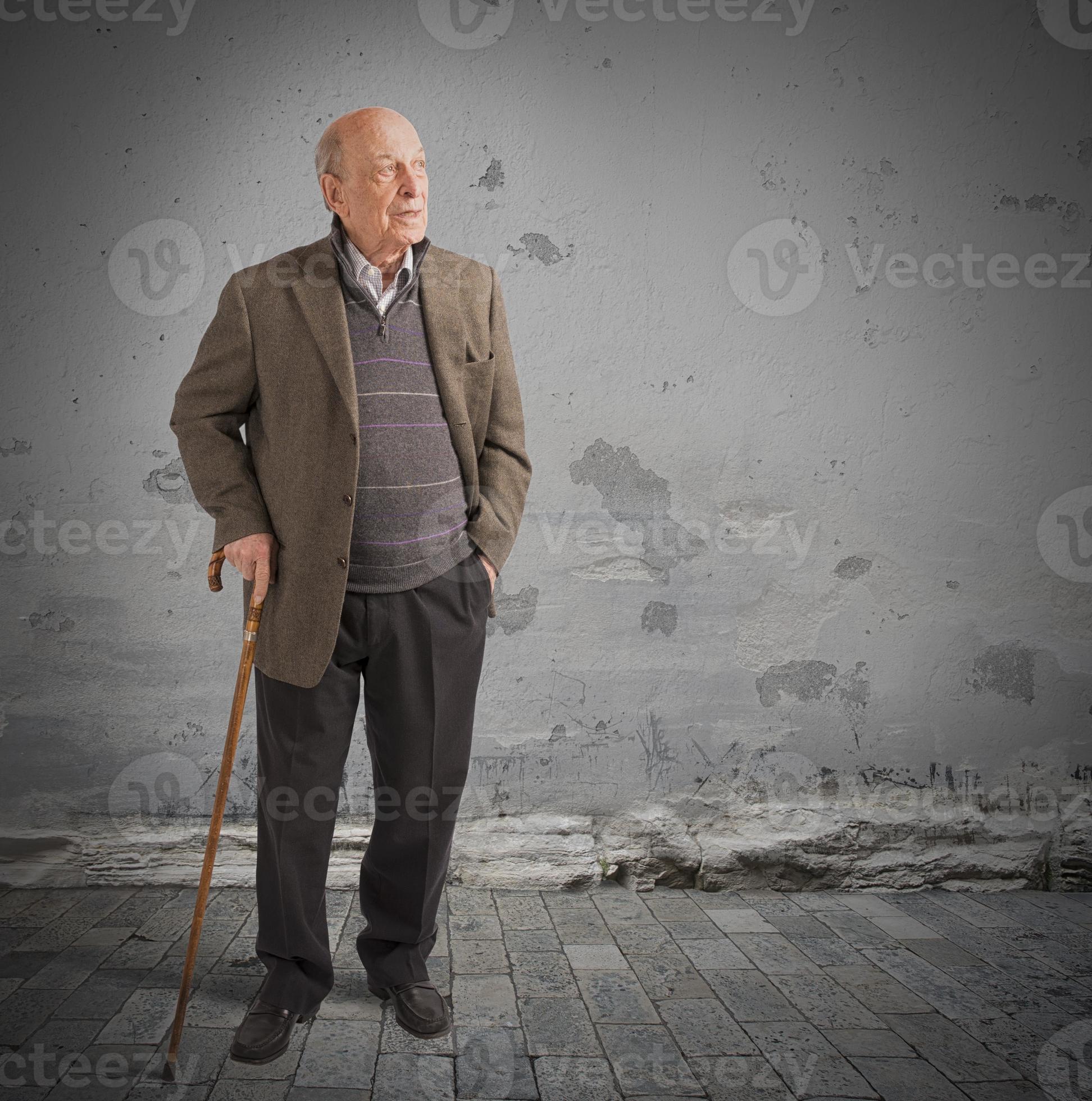anziano a piedi con bastone 20721806 Stock Photo su Vecteezy