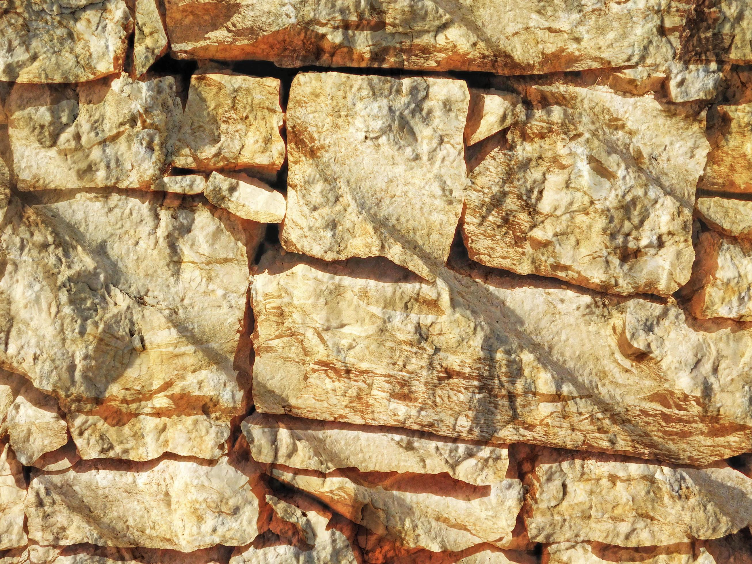 dettaglio del muro di pietra all'aperto per lo sfondo o la trama foto