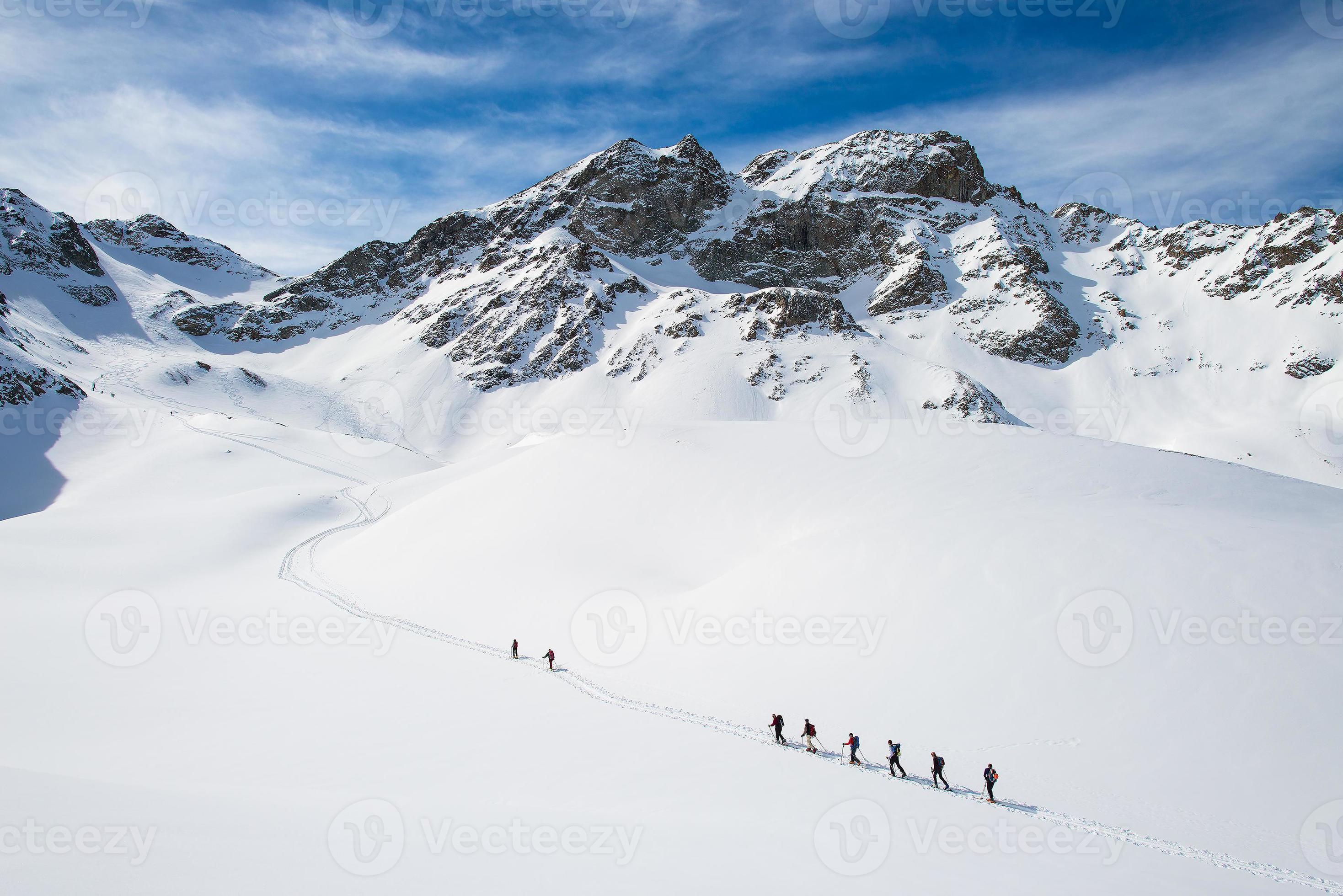 gruppo di alpinisti in cordata alla vetta foto