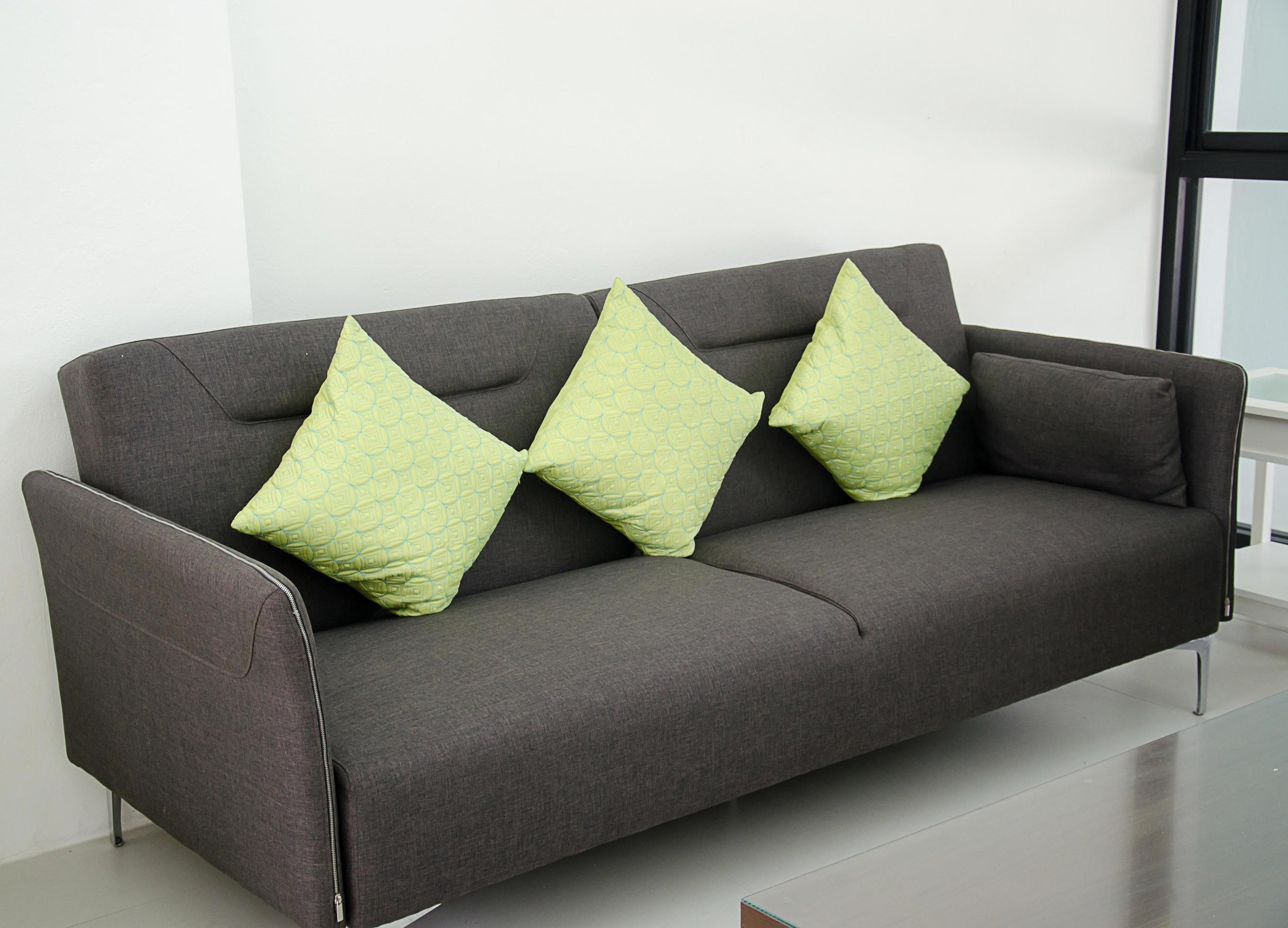 divano grigio con cuscini verdi 2130269 Stock Photo su Vecteezy