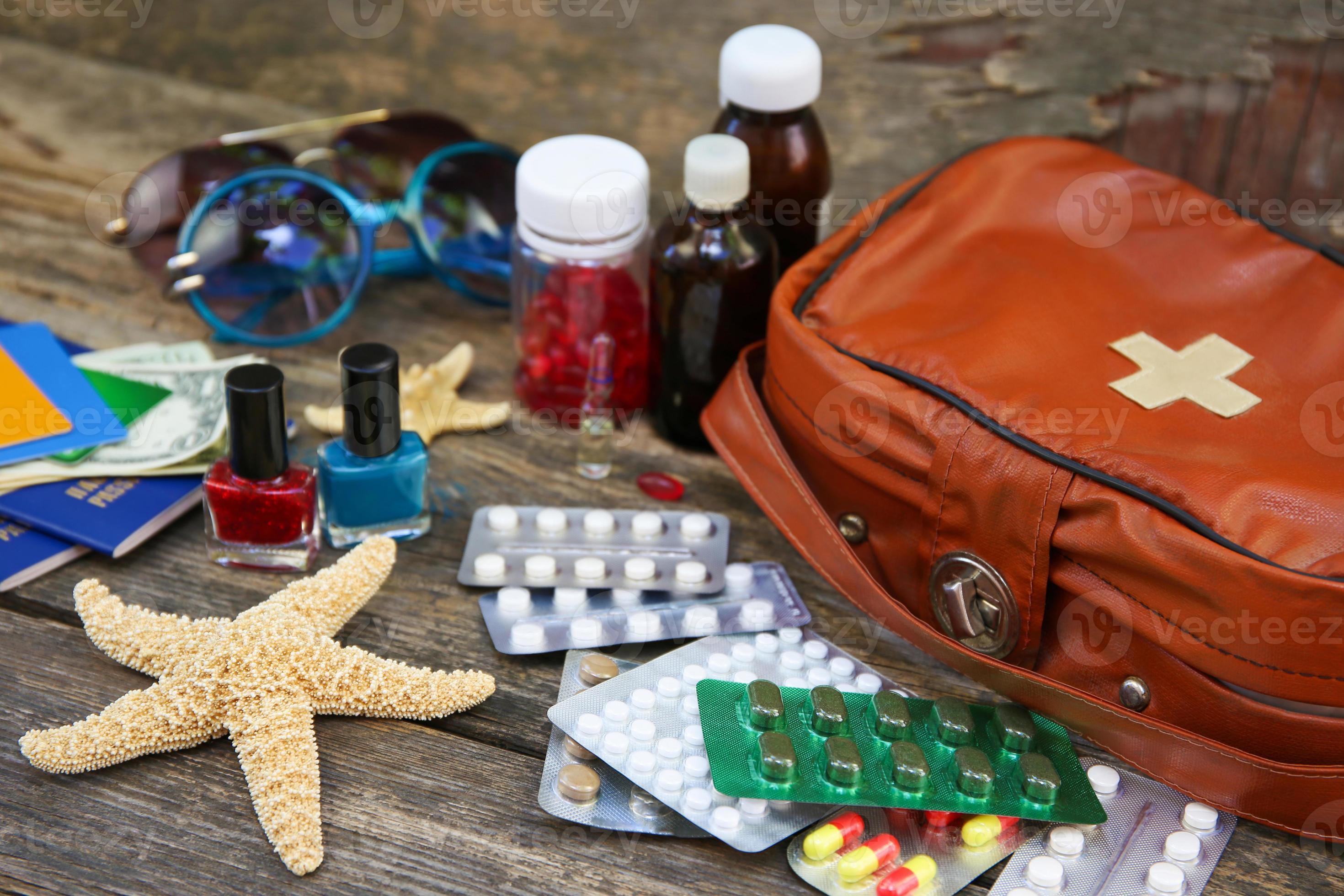 estate Da donna spiaggia Accessori per il tuo mare vacanza e primo aiuto kit  su vecchio di legno sfondo. concetto di medicazione necessario nel viaggio.  superiore Visualizza. piatto posizione. 21481282 Stock Photo