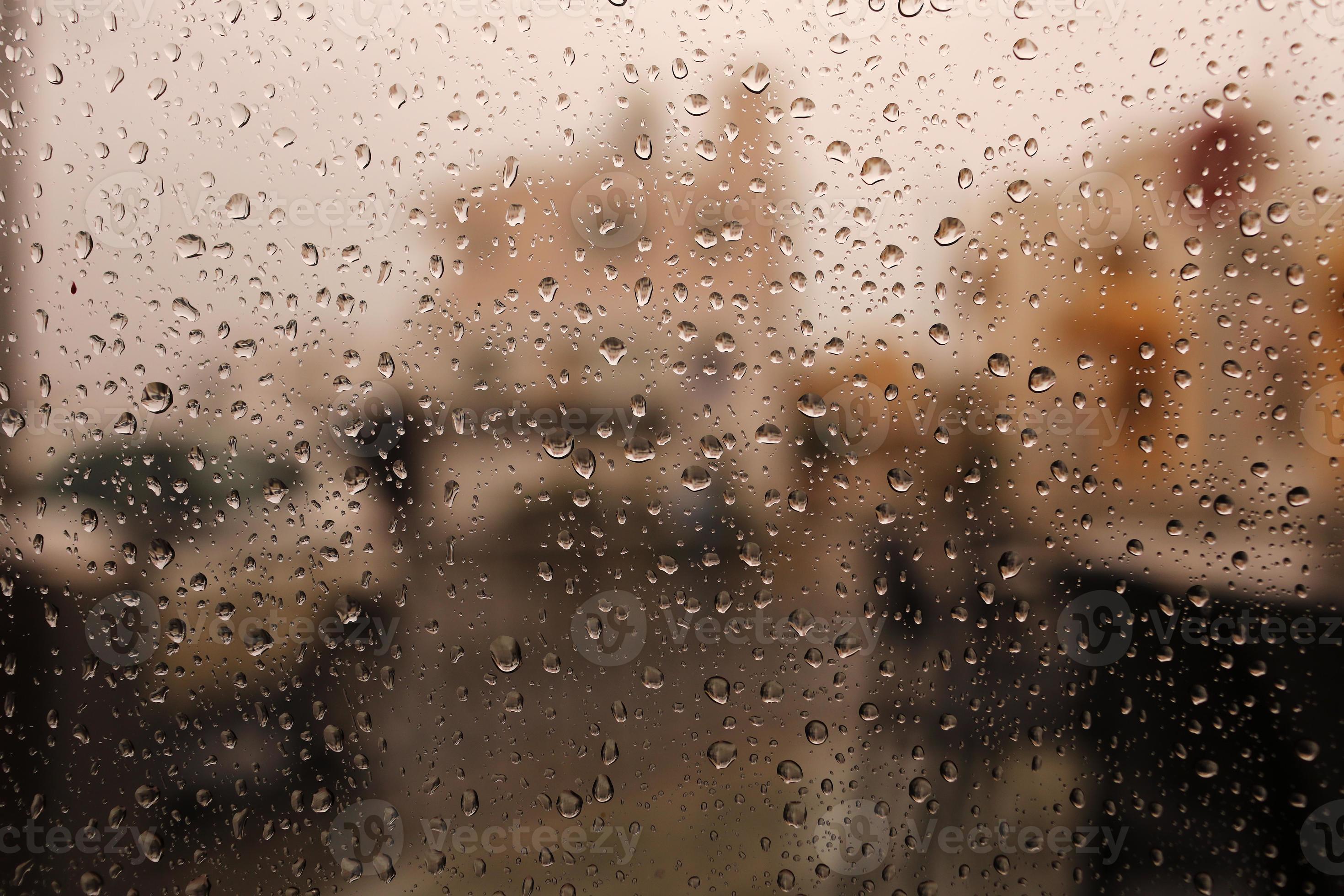 gocce di pioggia su una finestra con edifici sullo sfondo 2197753 Stock  Photo su Vecteezy