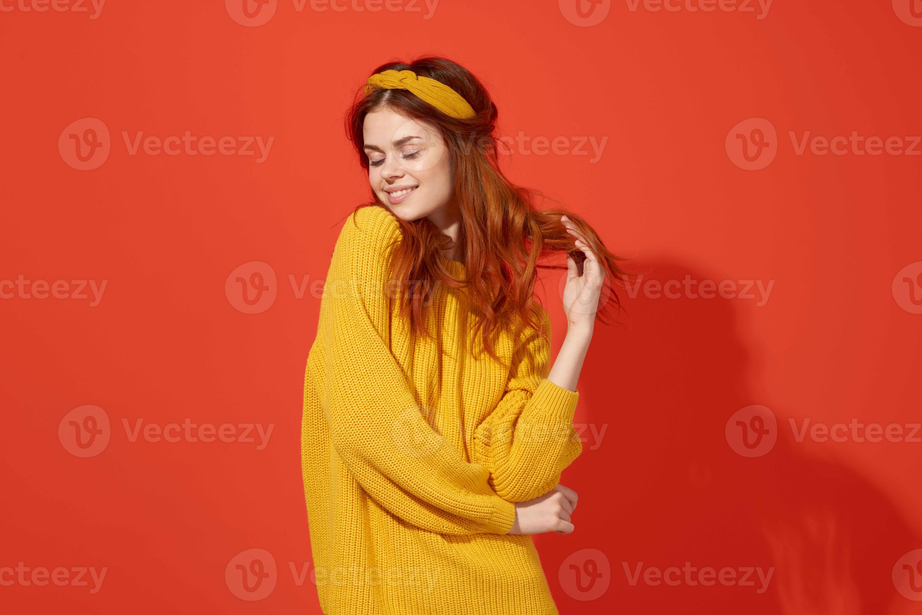 bella donna con giallo fascia per capelli hippie moda Accessori decorazione  22057991 Stock Photo su Vecteezy