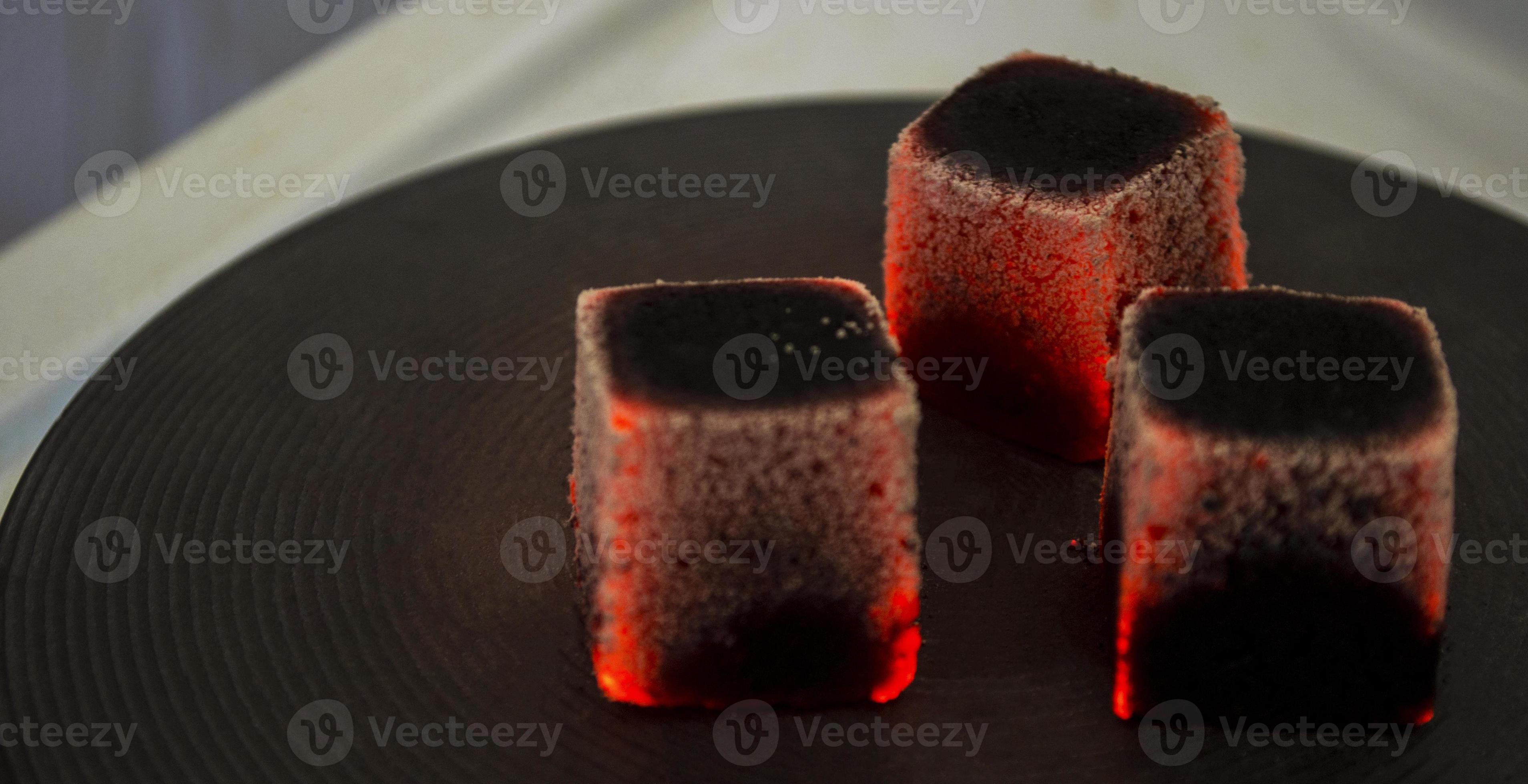 caldo carboni per narghilè su il fornello, Noce di cocco piazza carbone,  narghilè Accessori 22244314 Stock Photo su Vecteezy