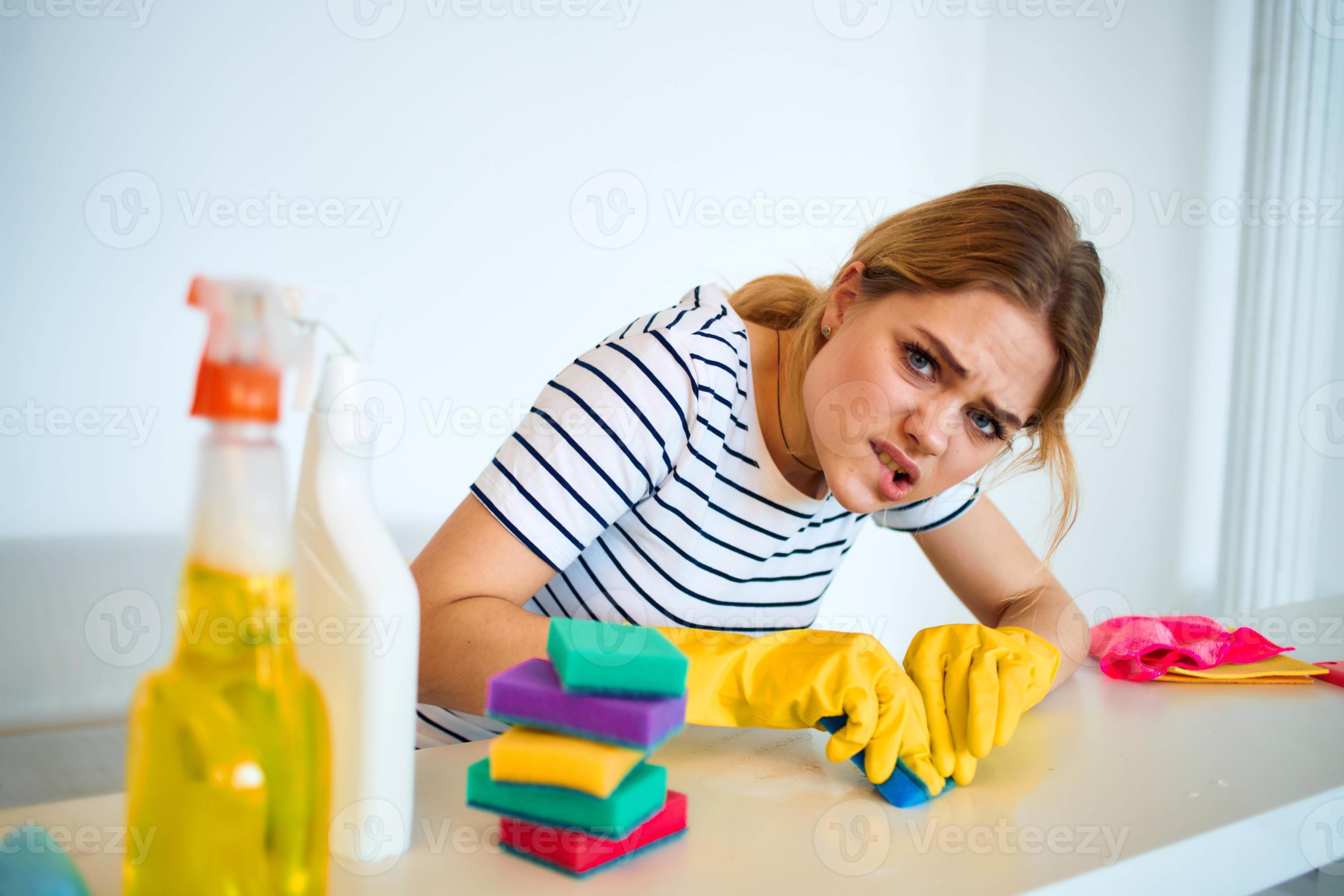 pulizia signora nel gomma da cancellare guanti spugna detergente interno  opera a casa 22244887 Stock Photo su Vecteezy
