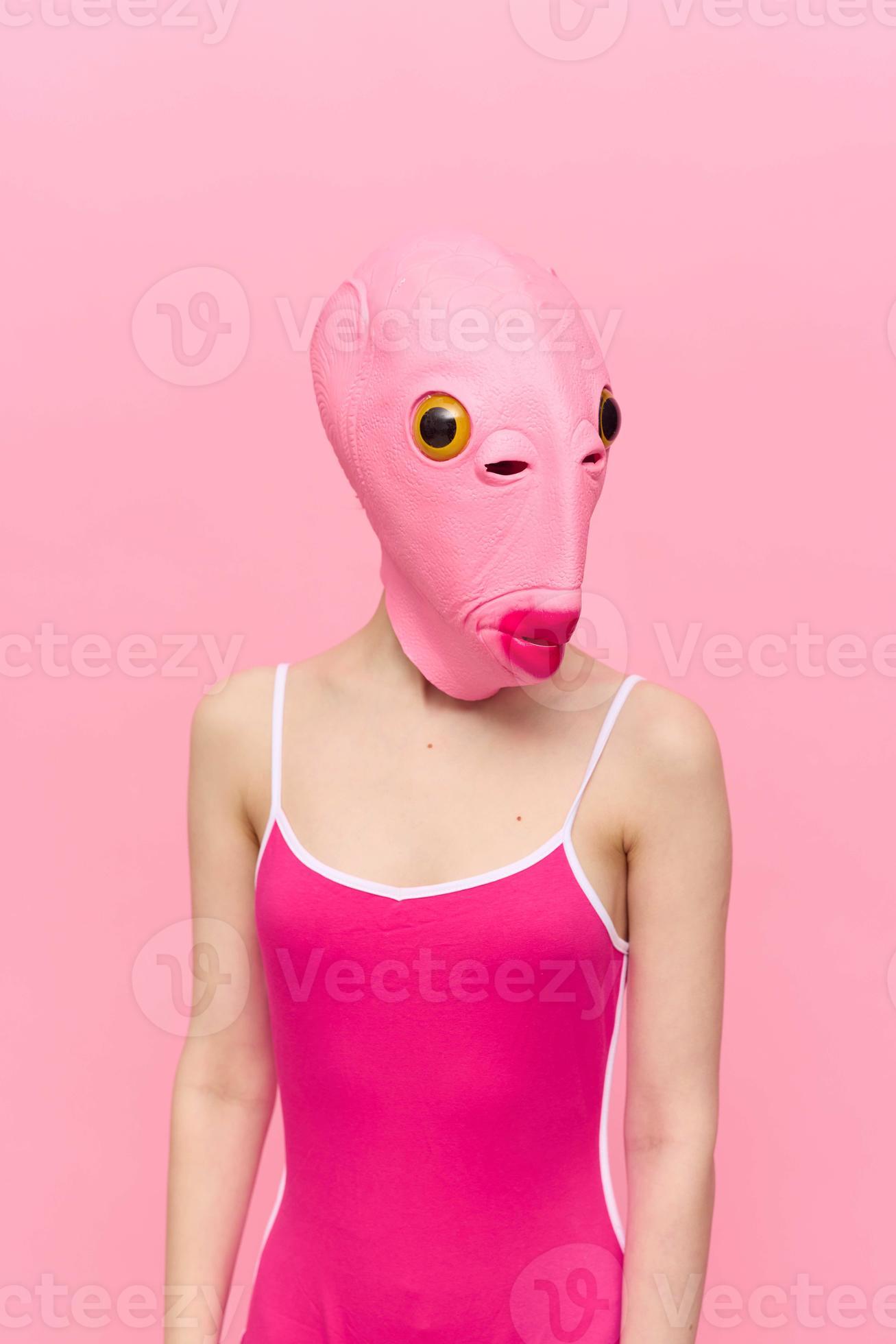 moderno Halloween costume nel un' silicone maschera nel il forma di un'  rosa pesce testa nel un' sexy costume. il concetto di un' pazzo Guarda  22247524 Stock Photo su Vecteezy