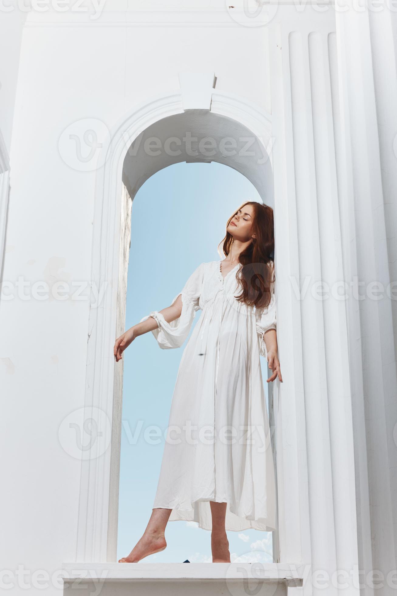ritratto di un' donna nel un' bianca vestito angelo finestra apertura in  posa 22468491 Stock Photo su Vecteezy