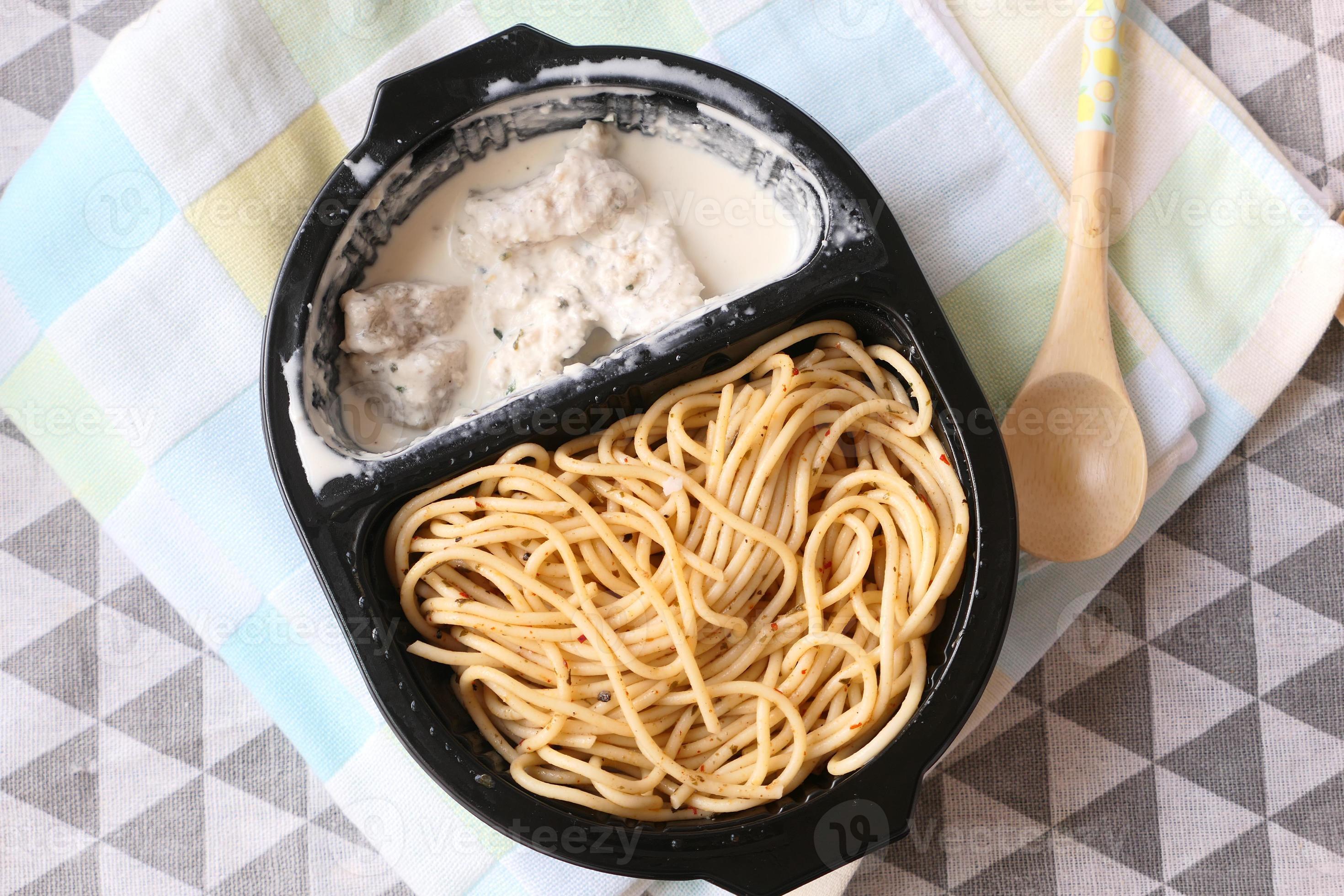 prendere lontano cucinato pasta nel un' plastica contenitore 22568074 Stock  Photo su Vecteezy