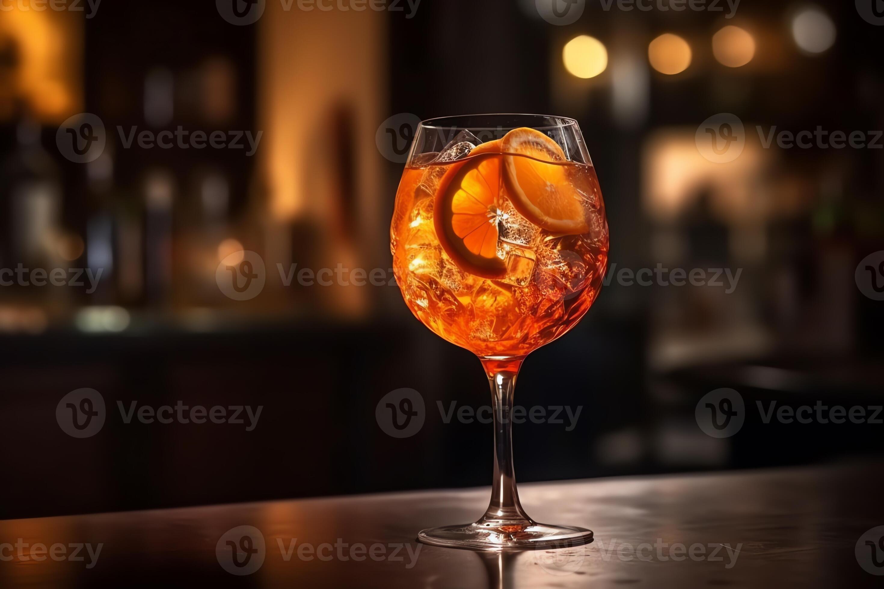 avvicinamento bicchiere di aperol spritz cocktail decorato con arancia a  bar sfondo. ai generato 23384902 Stock Photo su Vecteezy