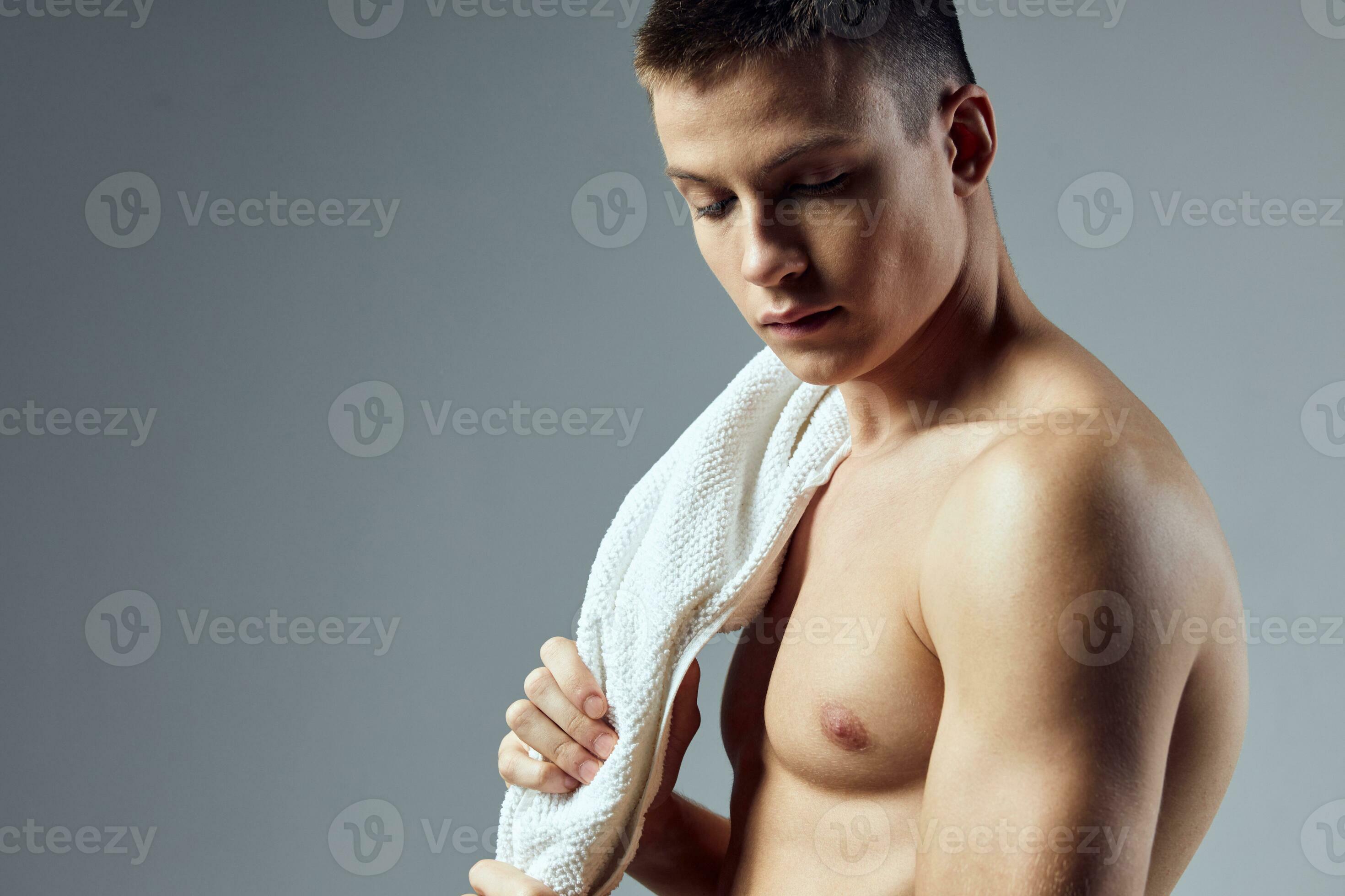 ritratto di un' sportivo uomo pompato su corpo asciugamano