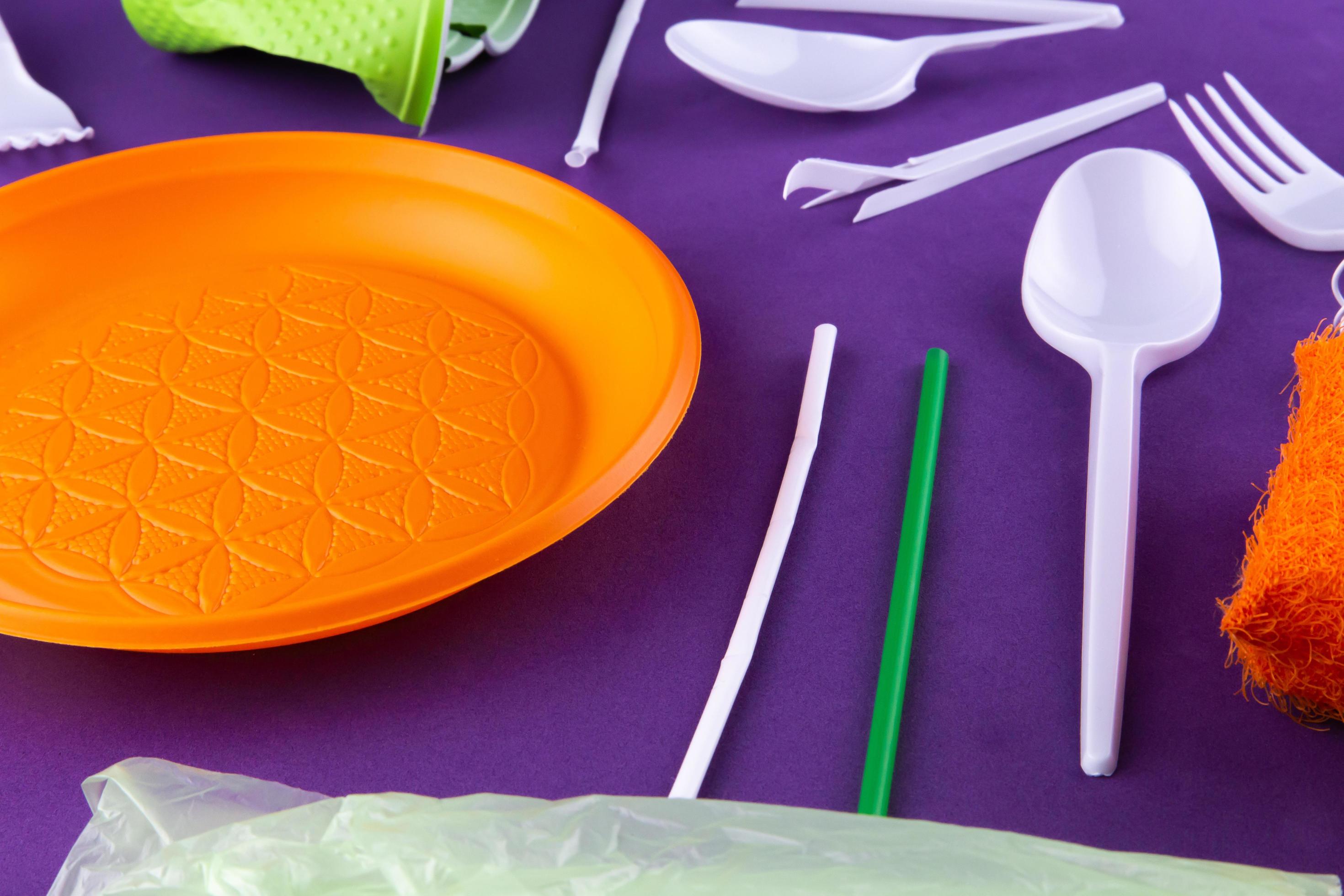 arancione, bianco e verde imballaggi di prodotti in plastica su sfondo viola foto