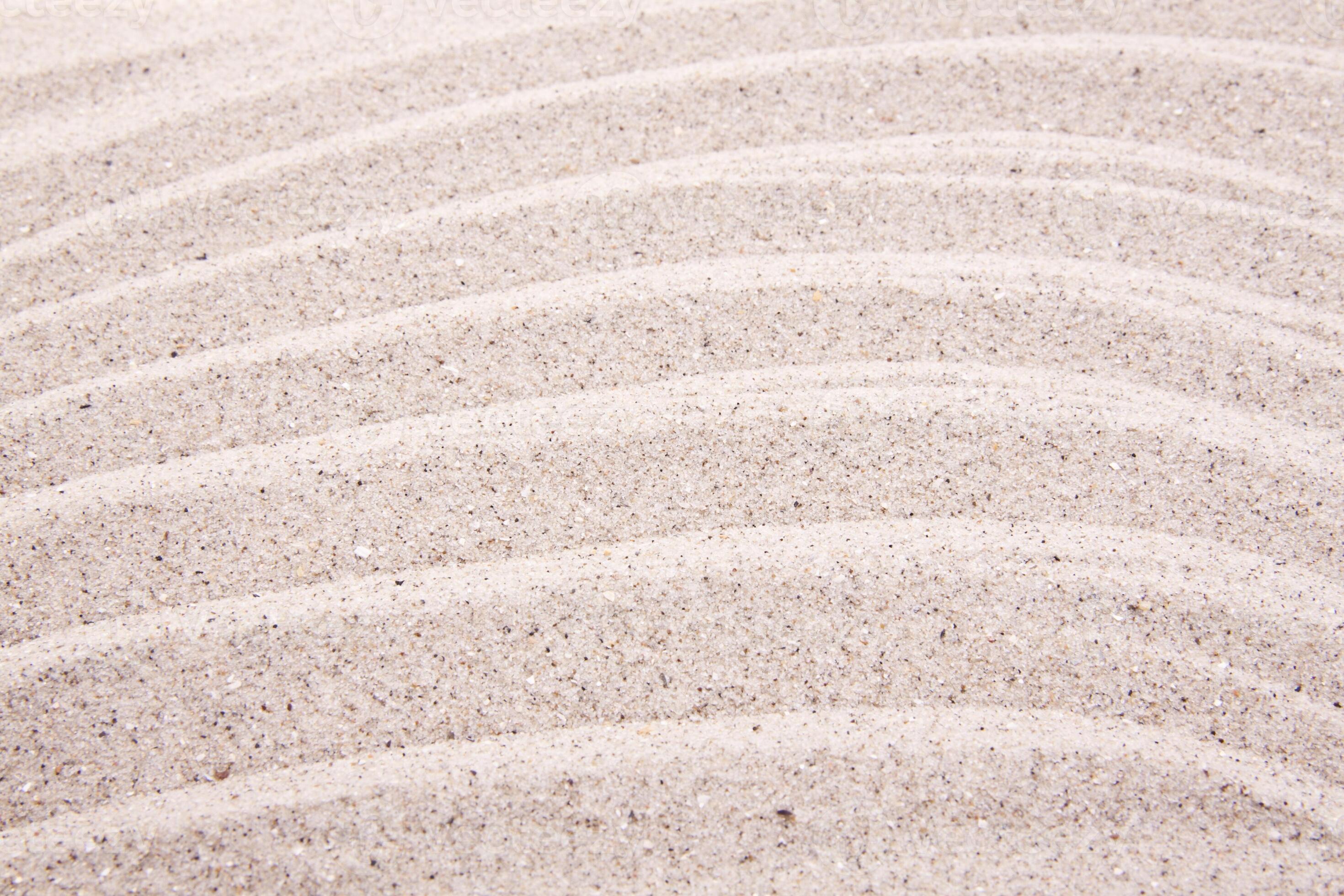 increspature di sabbia bianca sulla spiaggia foto
