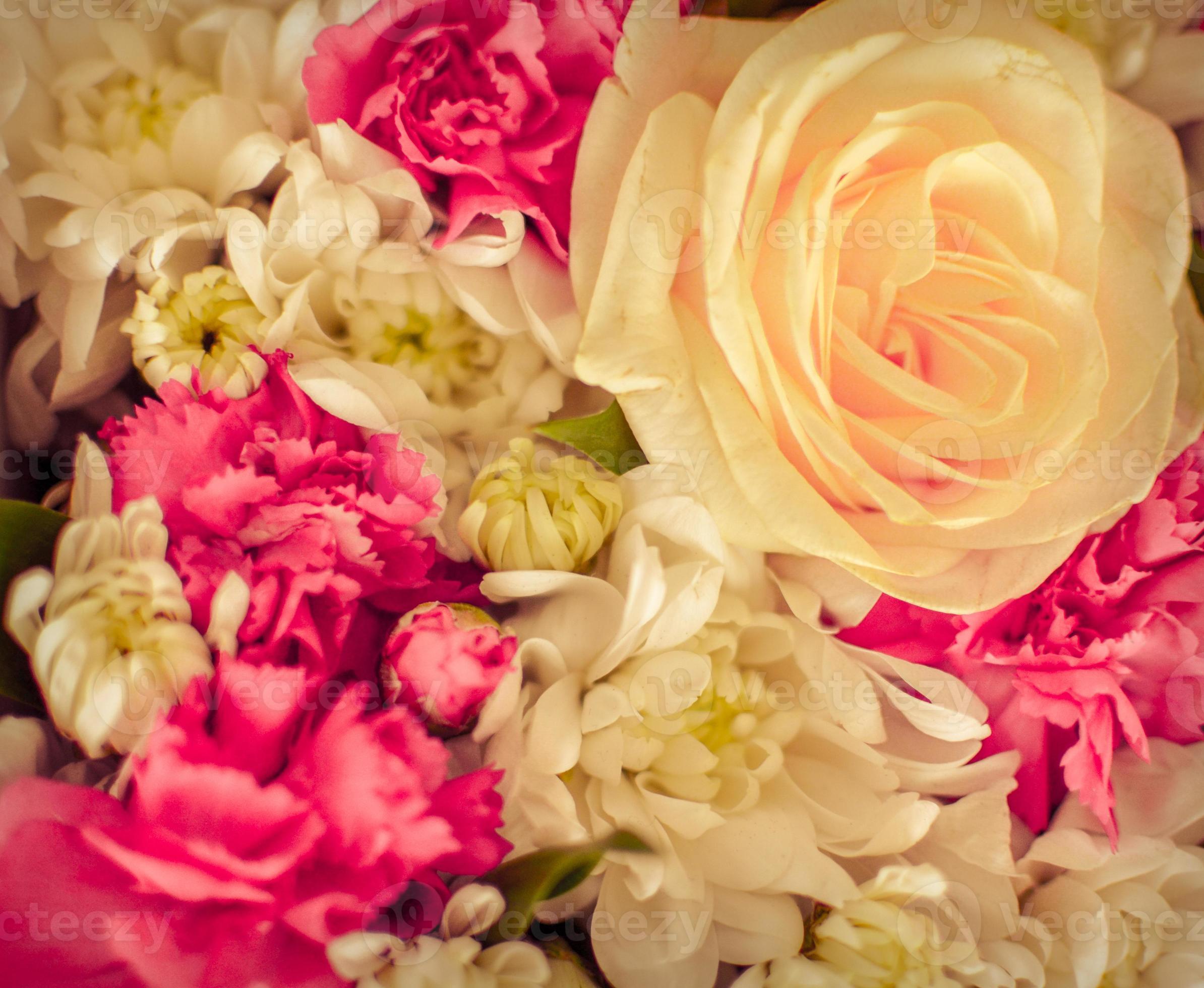 bellissimo bouquet di fiori misti di crisantemi, chiodi di garofano e rose foto