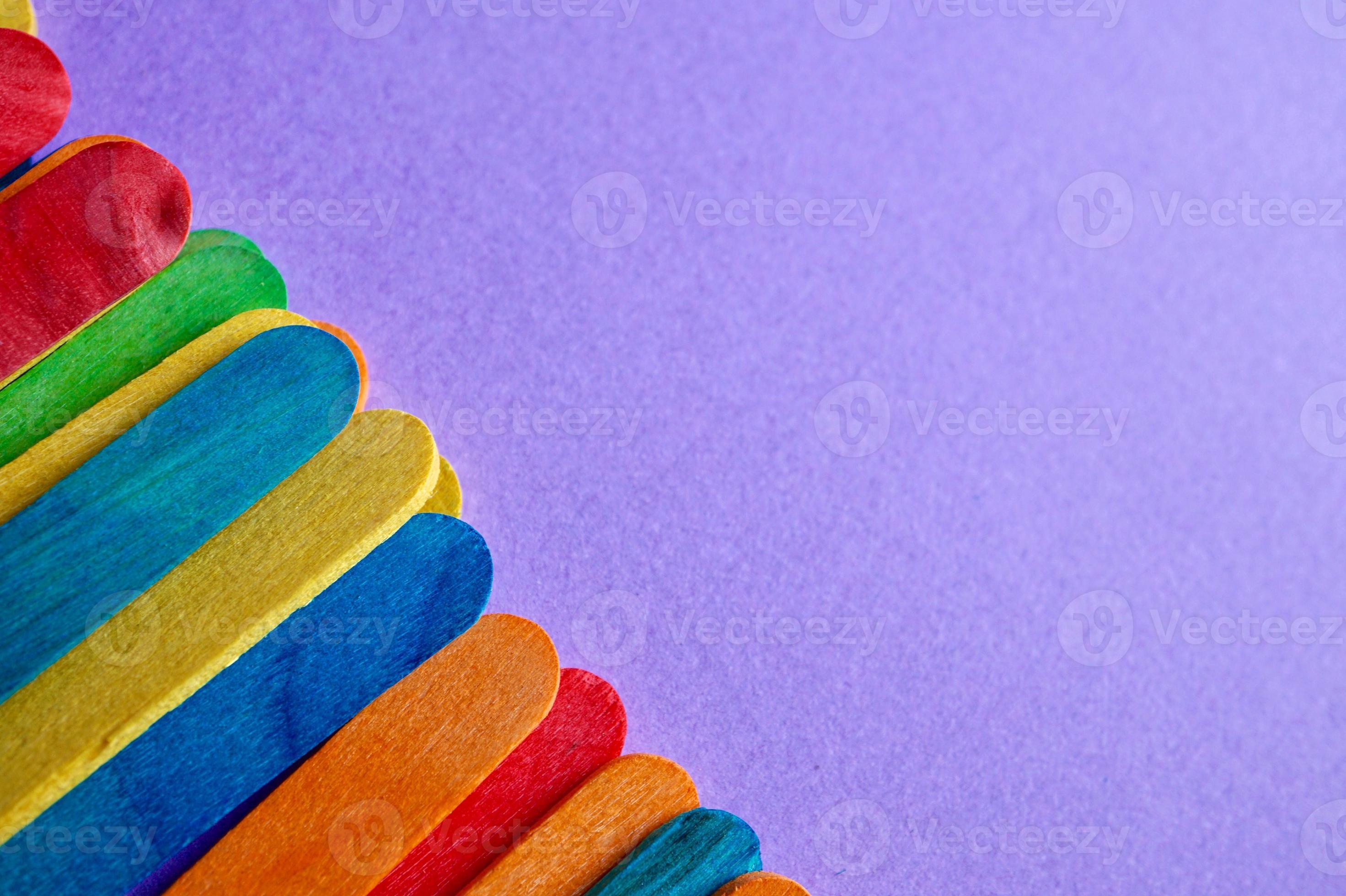 bacchette di legno colorate con texture di sfondo foto