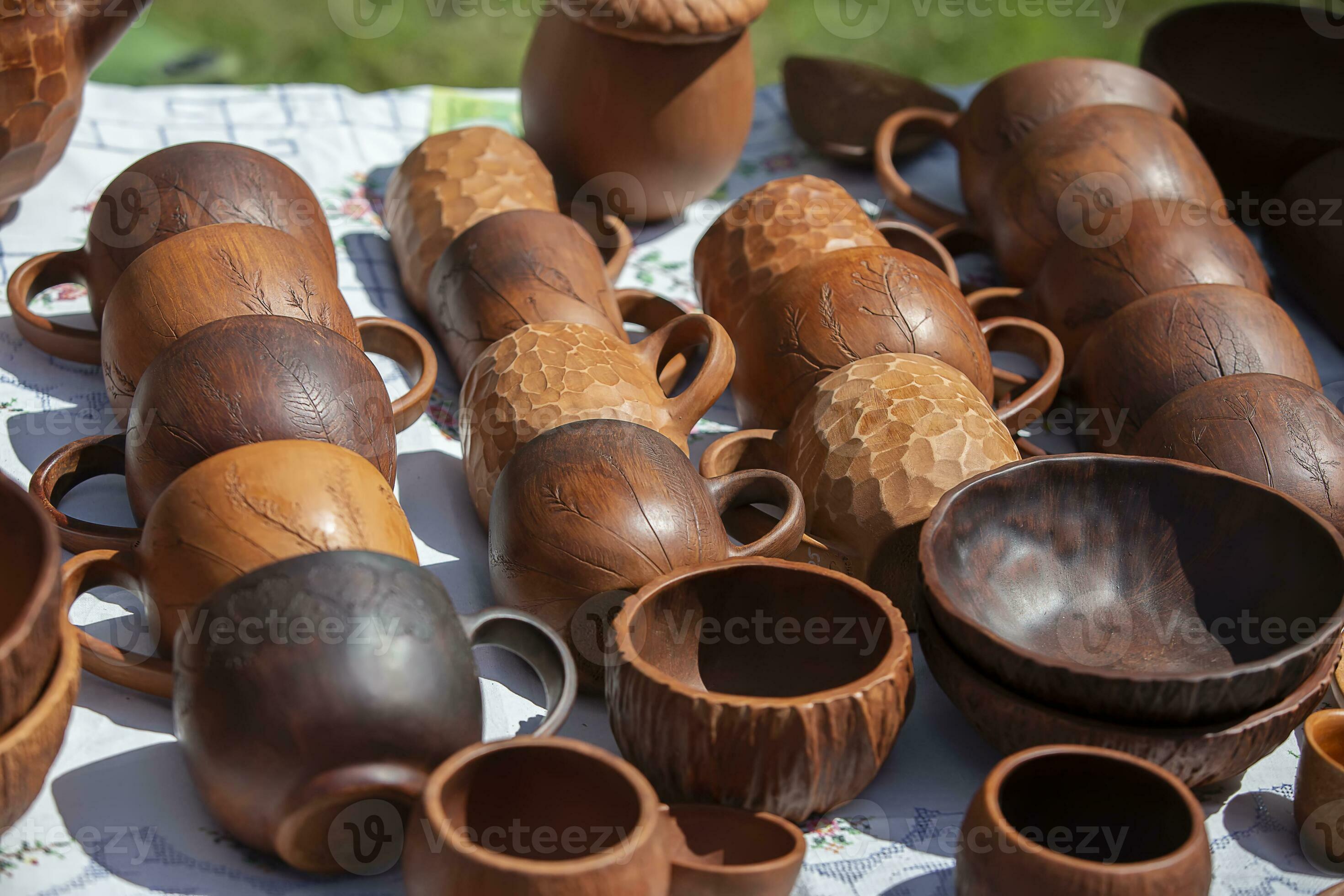 di legno cucina tazze e ciotole siamo venduto a il giusto. 25011599 Stock  Photo su Vecteezy