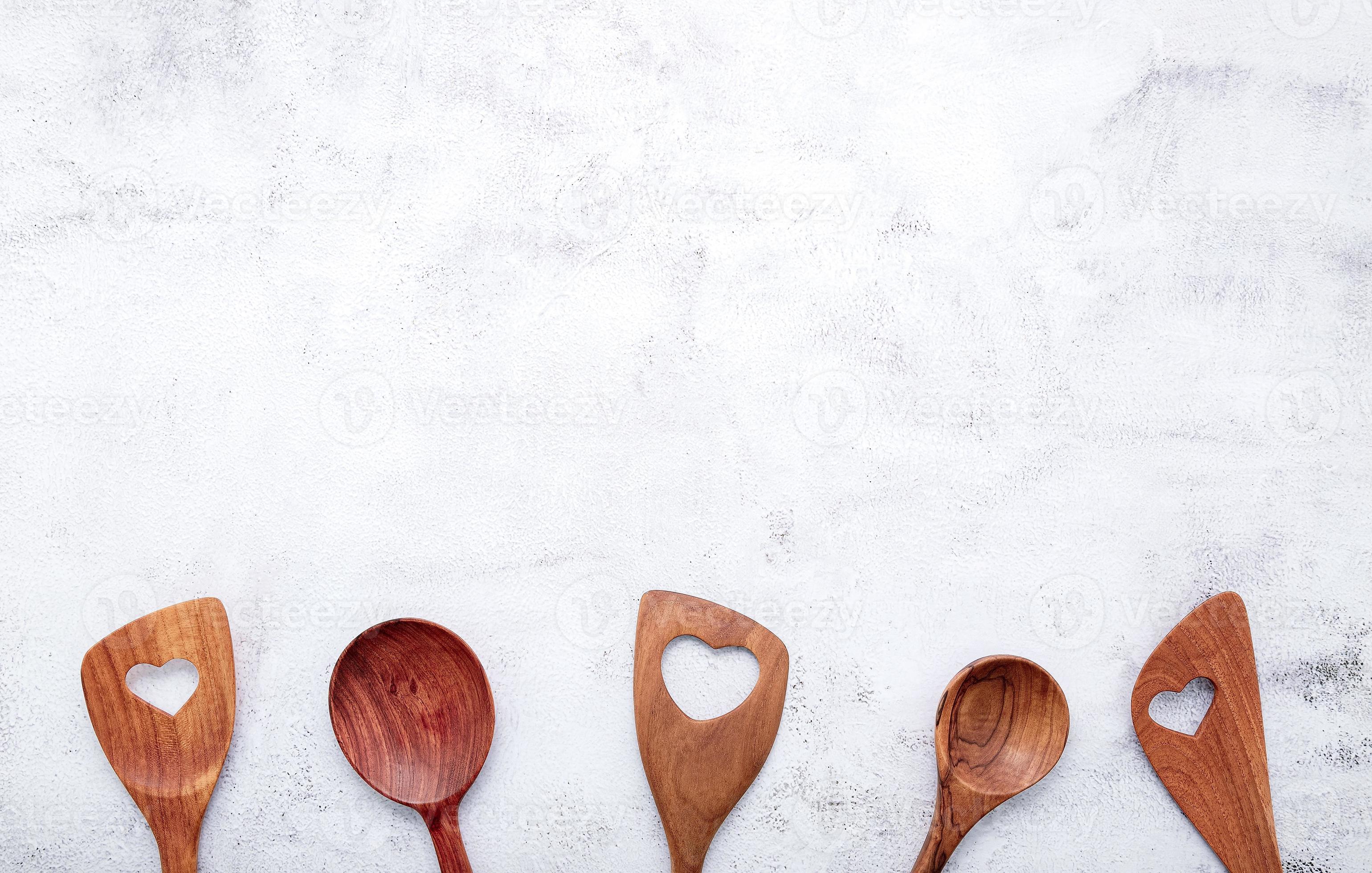 varie forme di cuore di utensili da cucina in legno cucchiai di legno e  spatola di legno su sfondo di cemento con spazio piatto e copia 2501993  Stock Photo su Vecteezy