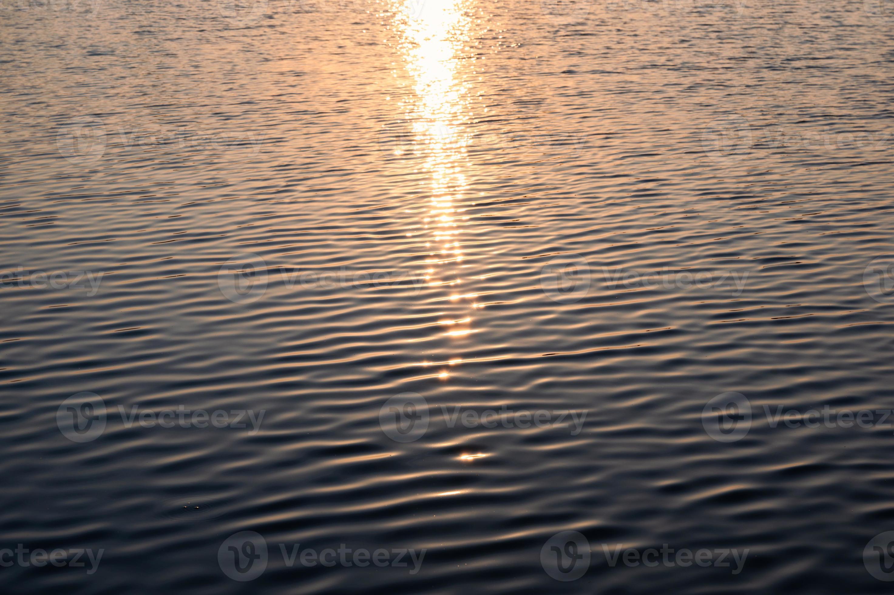 il sole splende sull'acqua increspata nel lago foto