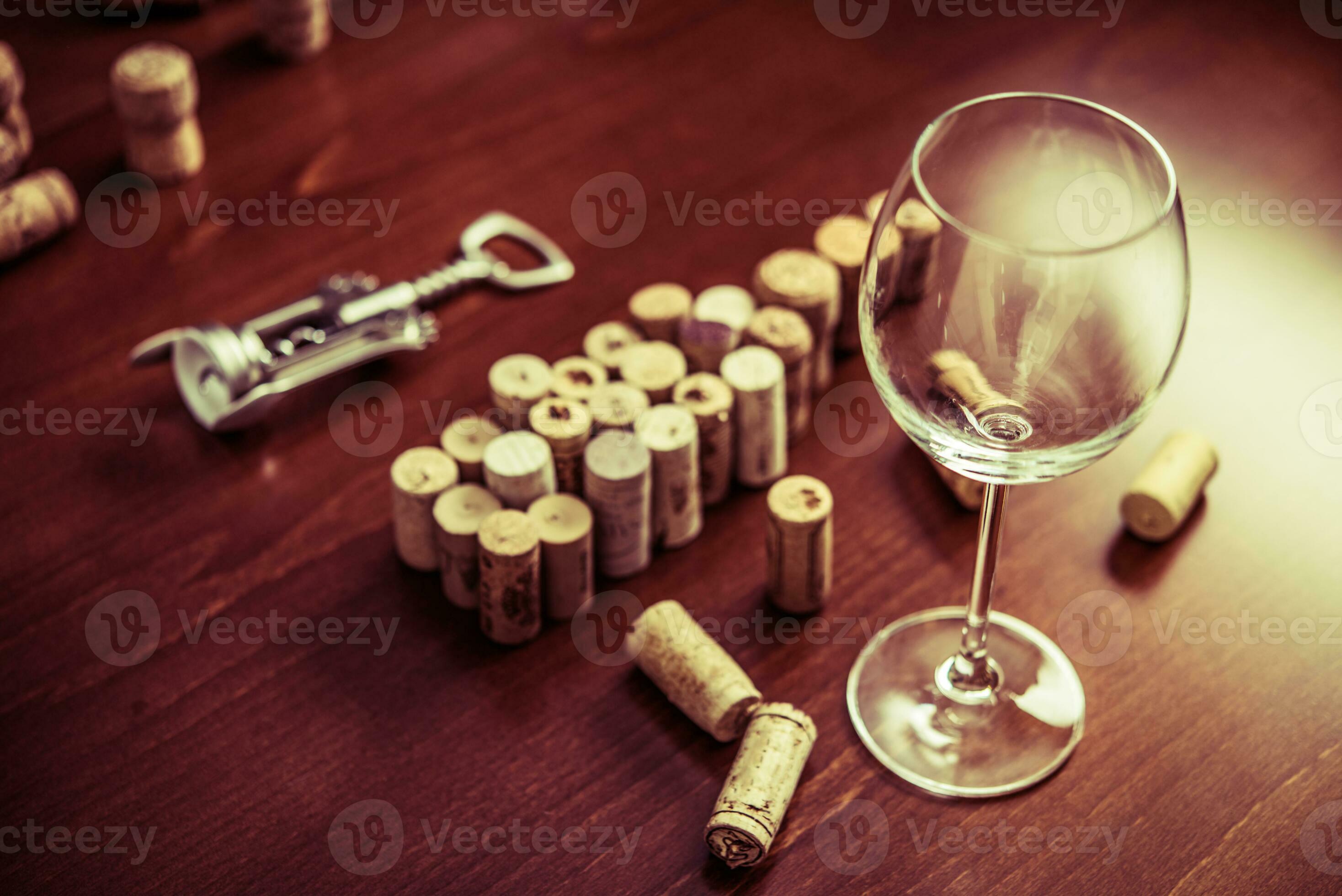 cavatappi, vino bicchiere, e vino tappi su di legno tavolo sfondo 26283323  Stock Photo su Vecteezy