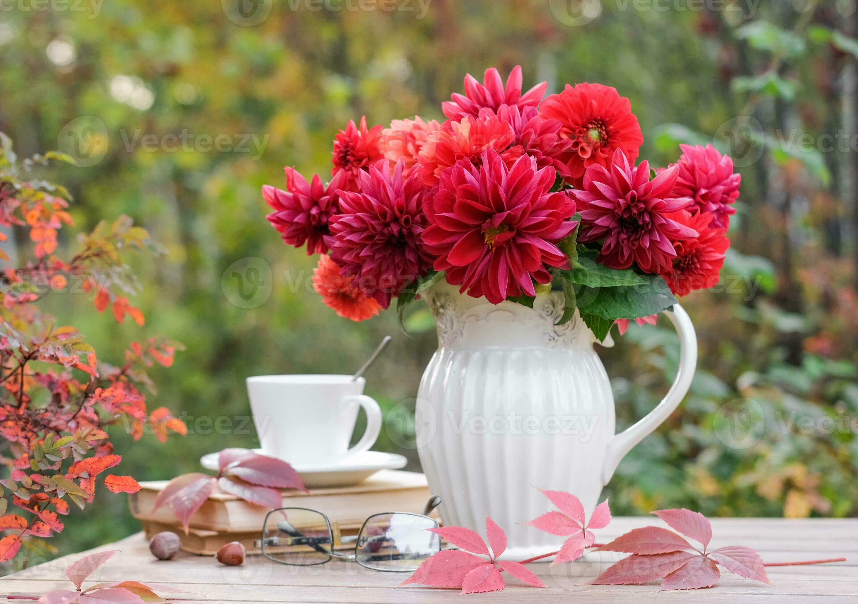 vaso con rosso autunno fiori e libri su il tavolo nel il autunno giardino.  autunno ancora vita 26710147 Stock Photo su Vecteezy