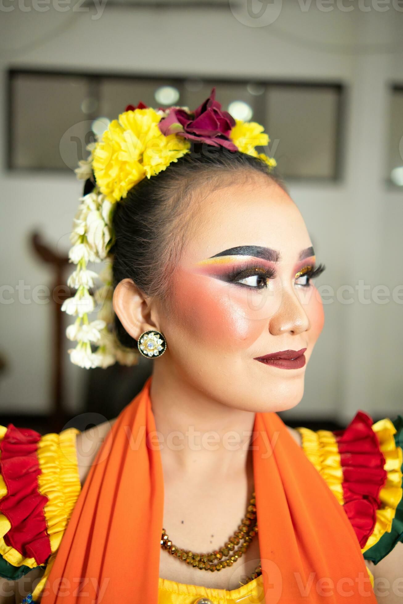 bellissimo viso di un' tradizionale indonesiano ballerino indossare fiori e  affascinante trucco prima l'esecuzione 27034566 Stock Photo su Vecteezy