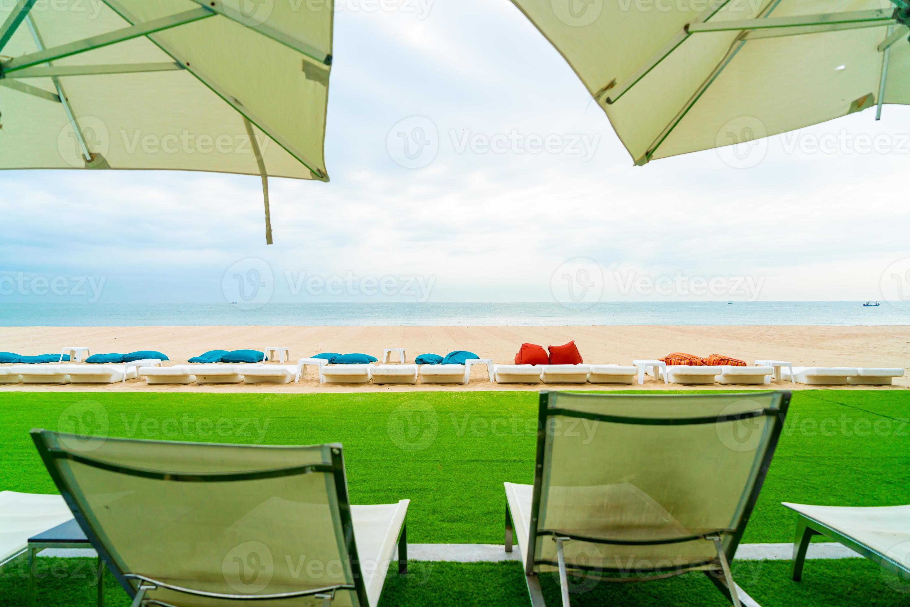 ombrellone e sdraio intorno alla piscina con vista mare oceano foto