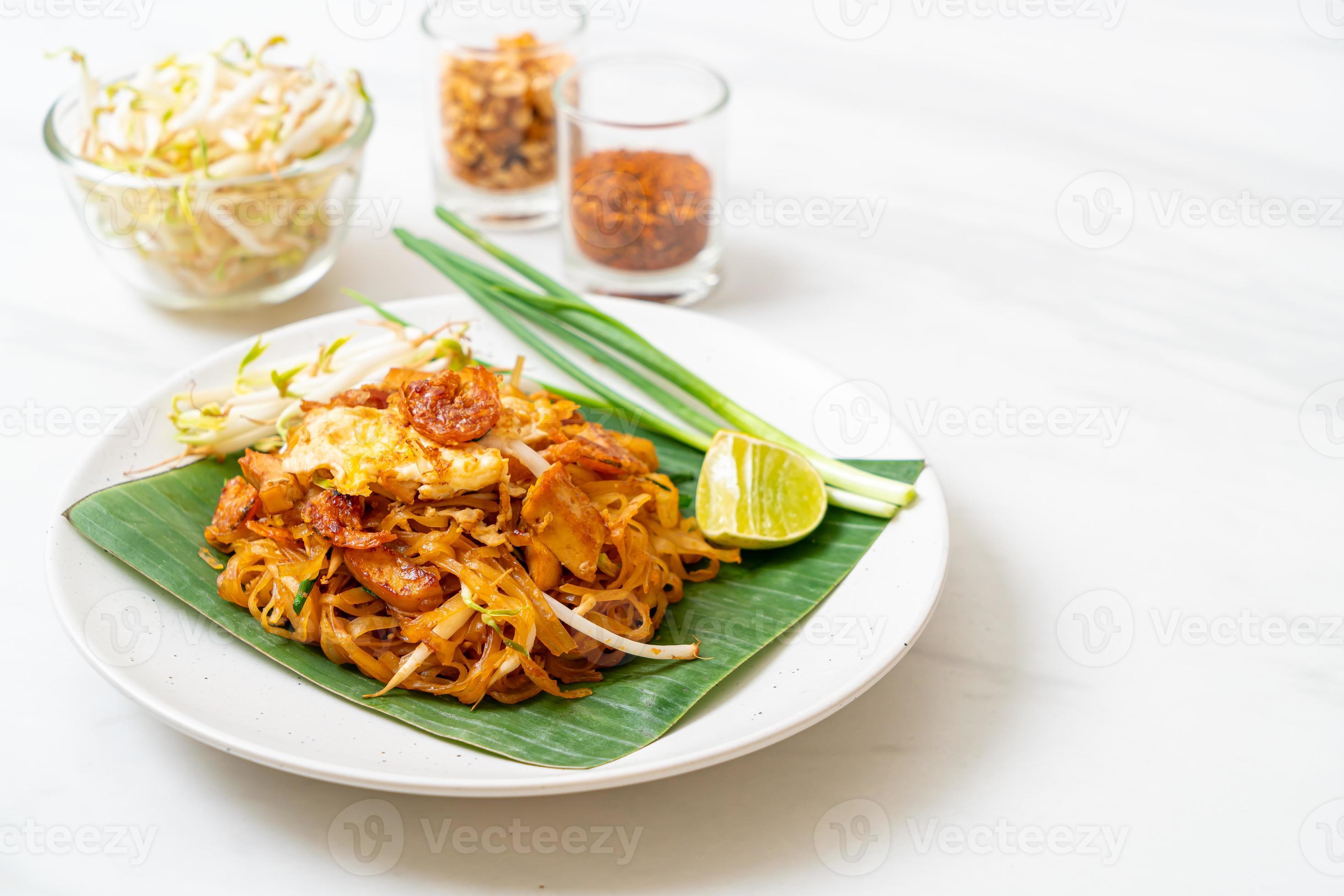 pad thai - spaghetti di riso saltati in padella foto