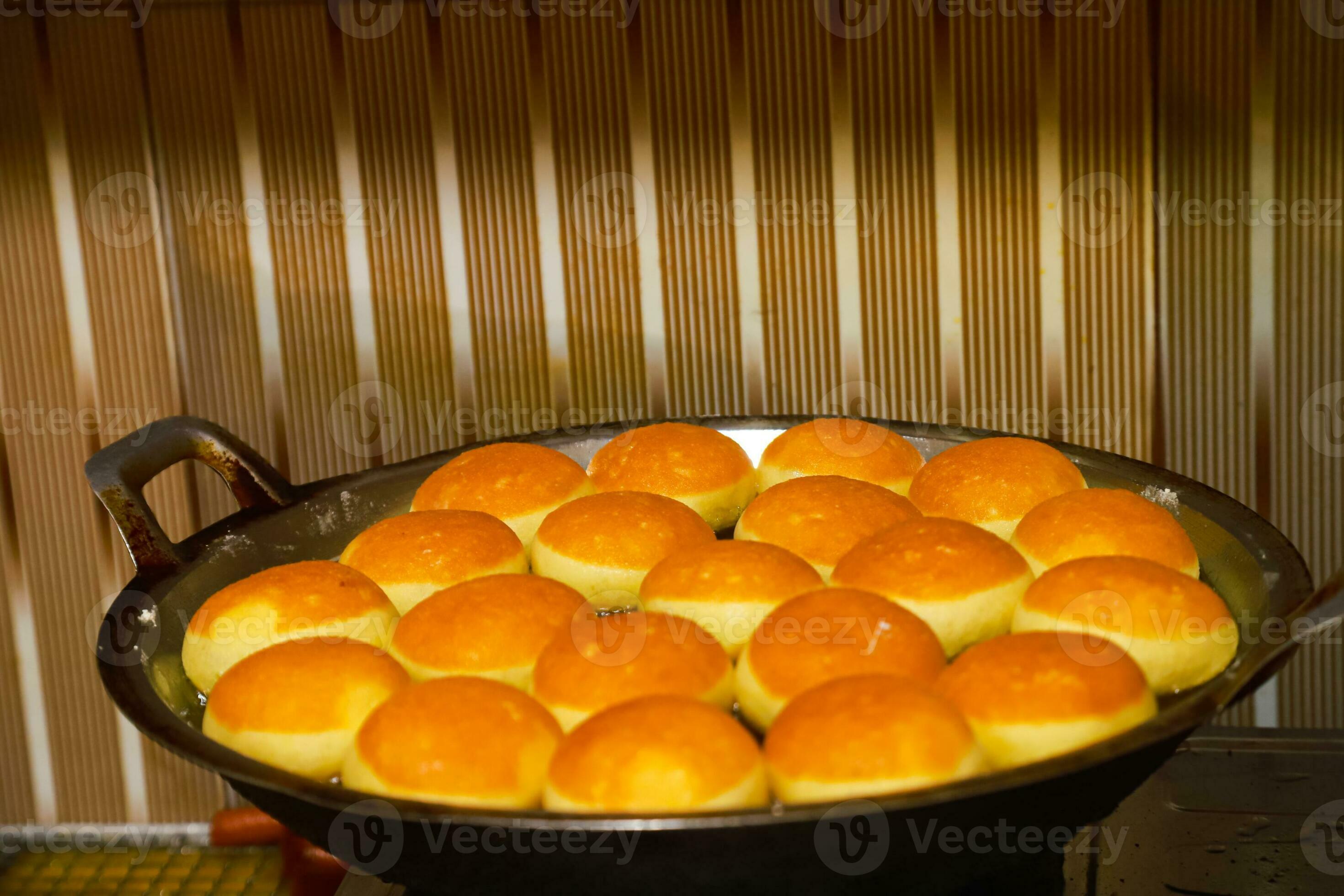 mini pane Impasto ciambelle siamo fritte nel olio su un' piastra 27421121  Stock Photo su Vecteezy