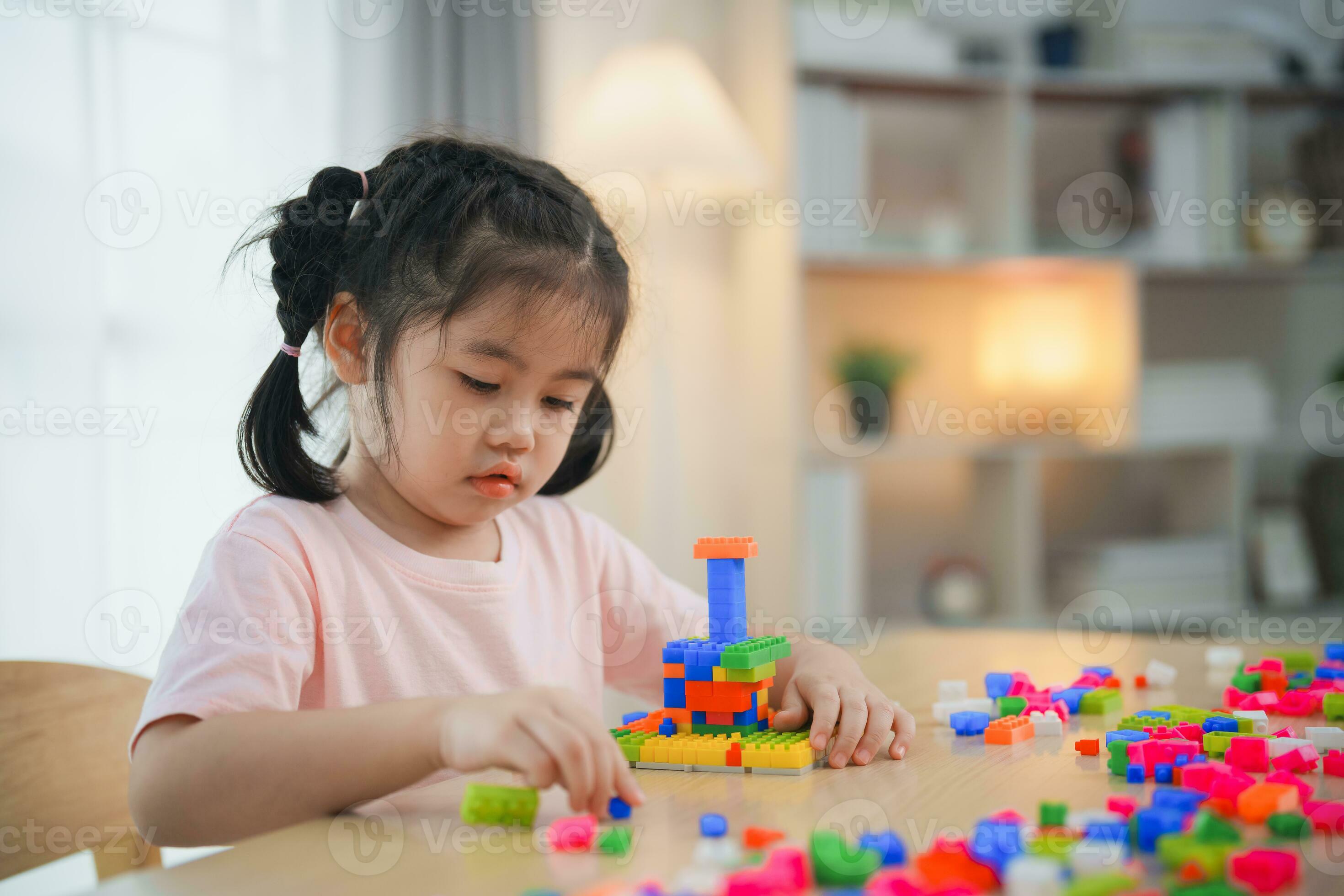 gioioso asiatico ragazza contento e sorridente giocando colorato