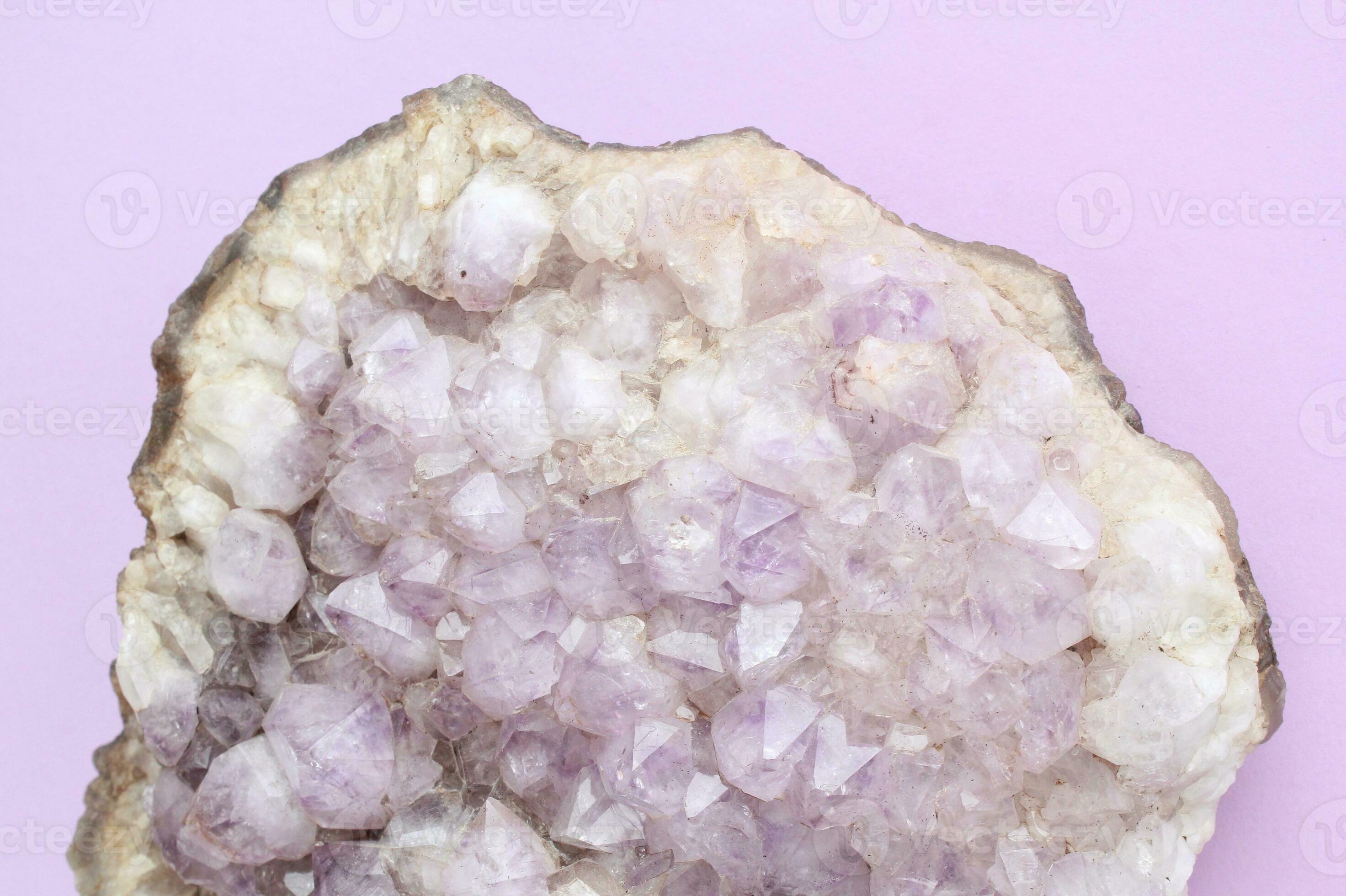 viola ametista pietra preziosa cristallo minerale su viola sfondo con copia  spazio. naturale pietra. geologica campione di druse. guarigione ciottolo  28896384 Stock Photo su Vecteezy