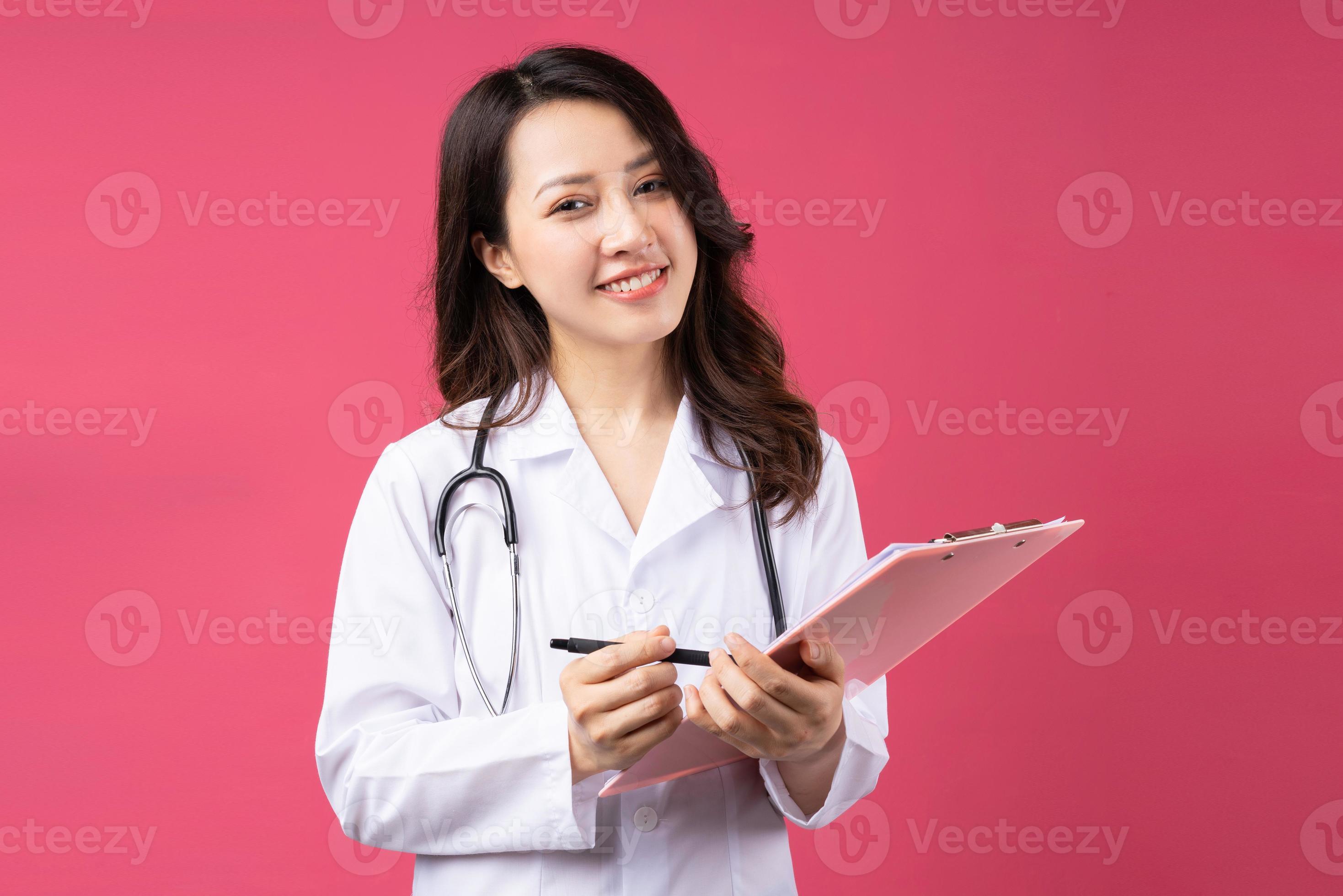 giovane dottoressa asiatica con espressione allegra sullo sfondo foto